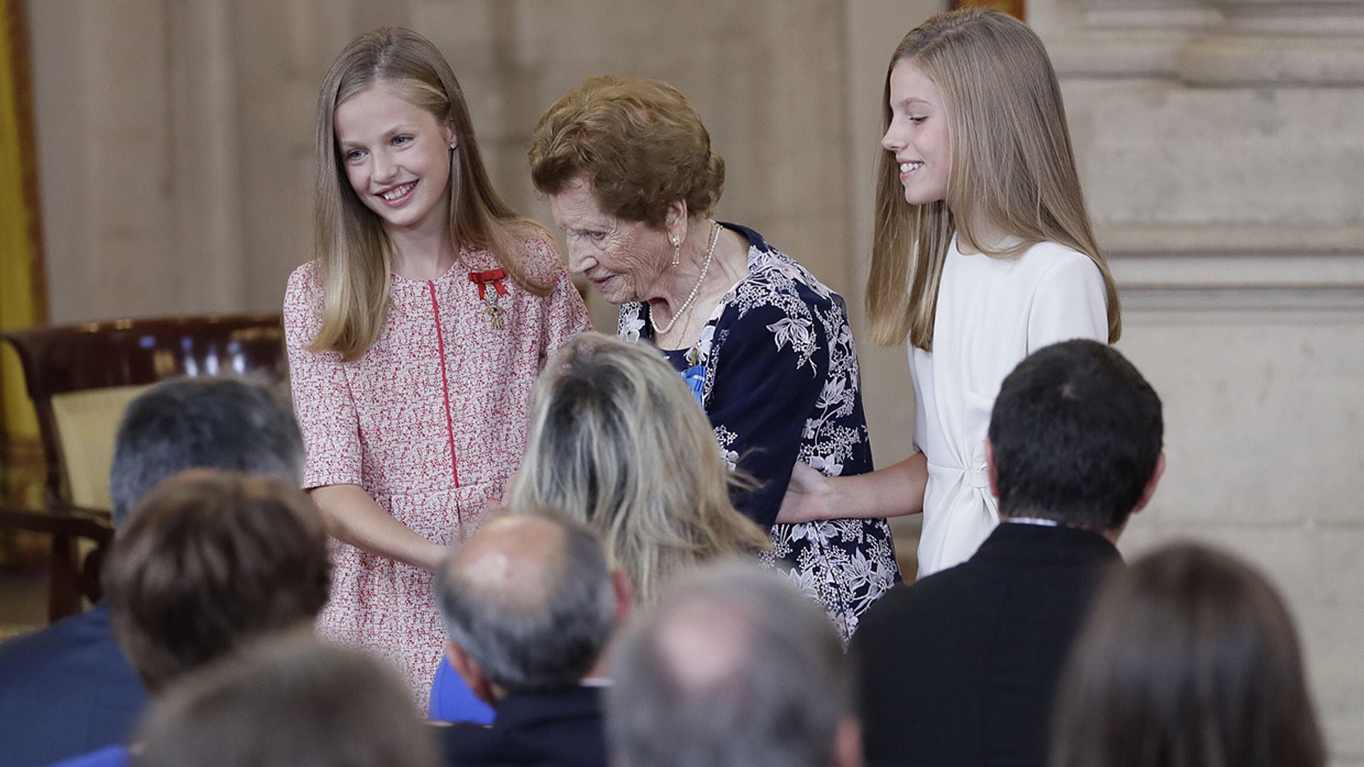 El bonito gesto de la princesa Leonor y la infanta Sofía con Clotilde Veniel, de 107 años