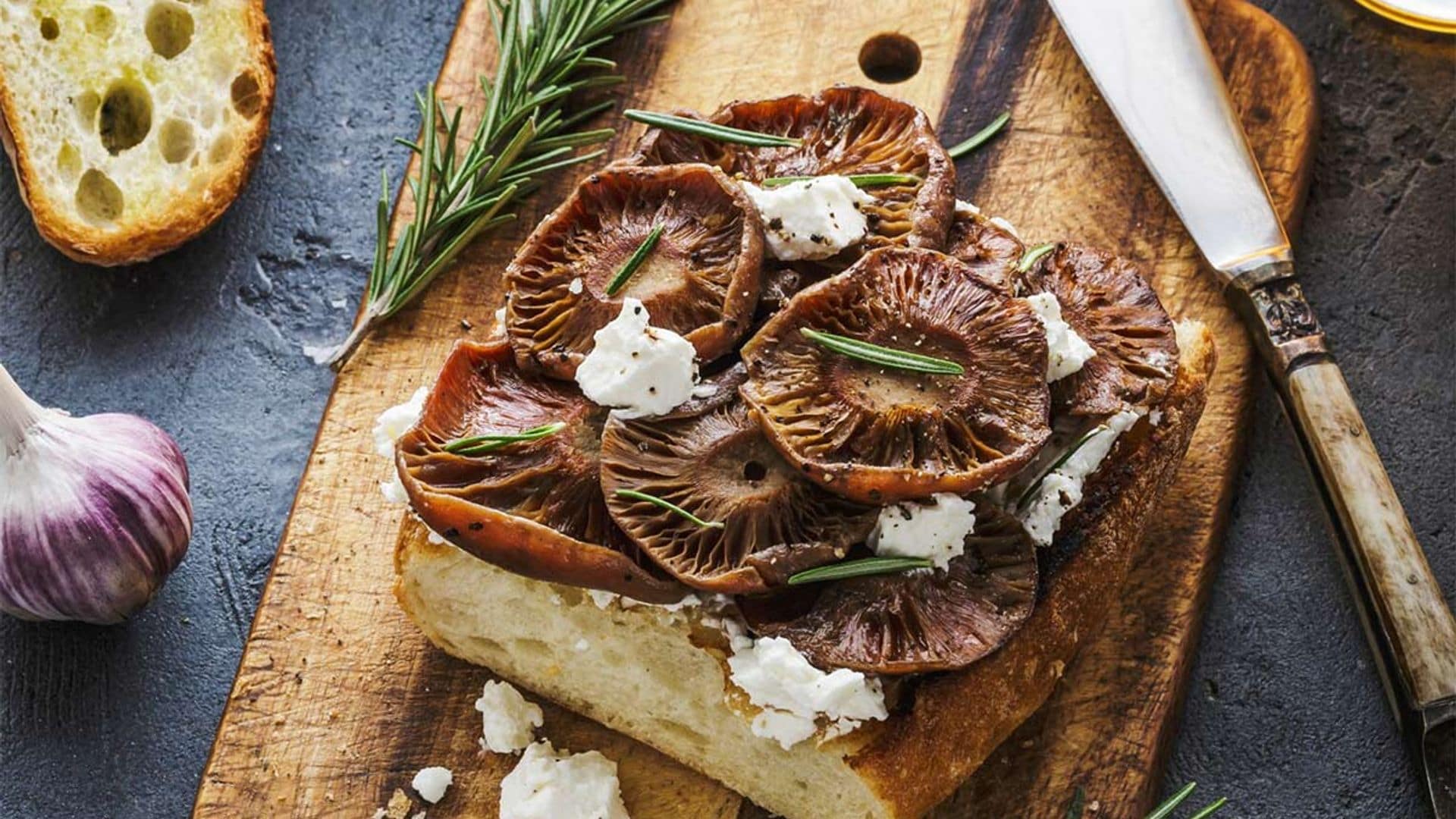 'Bruschetta' de níscalos y queso al romero