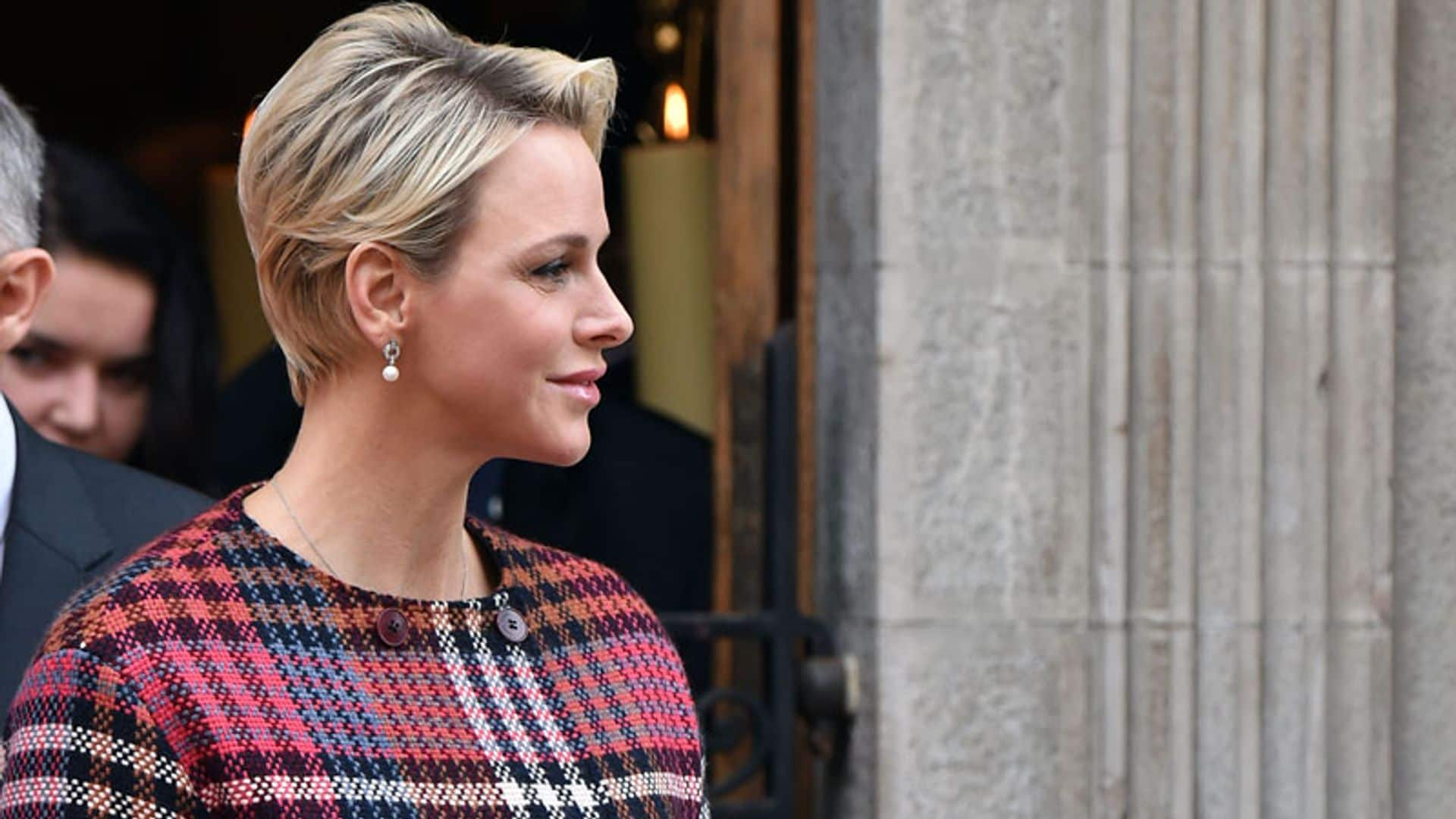 La princesa Charlene reaparece con un look que ha enamorado de pies a cabeza