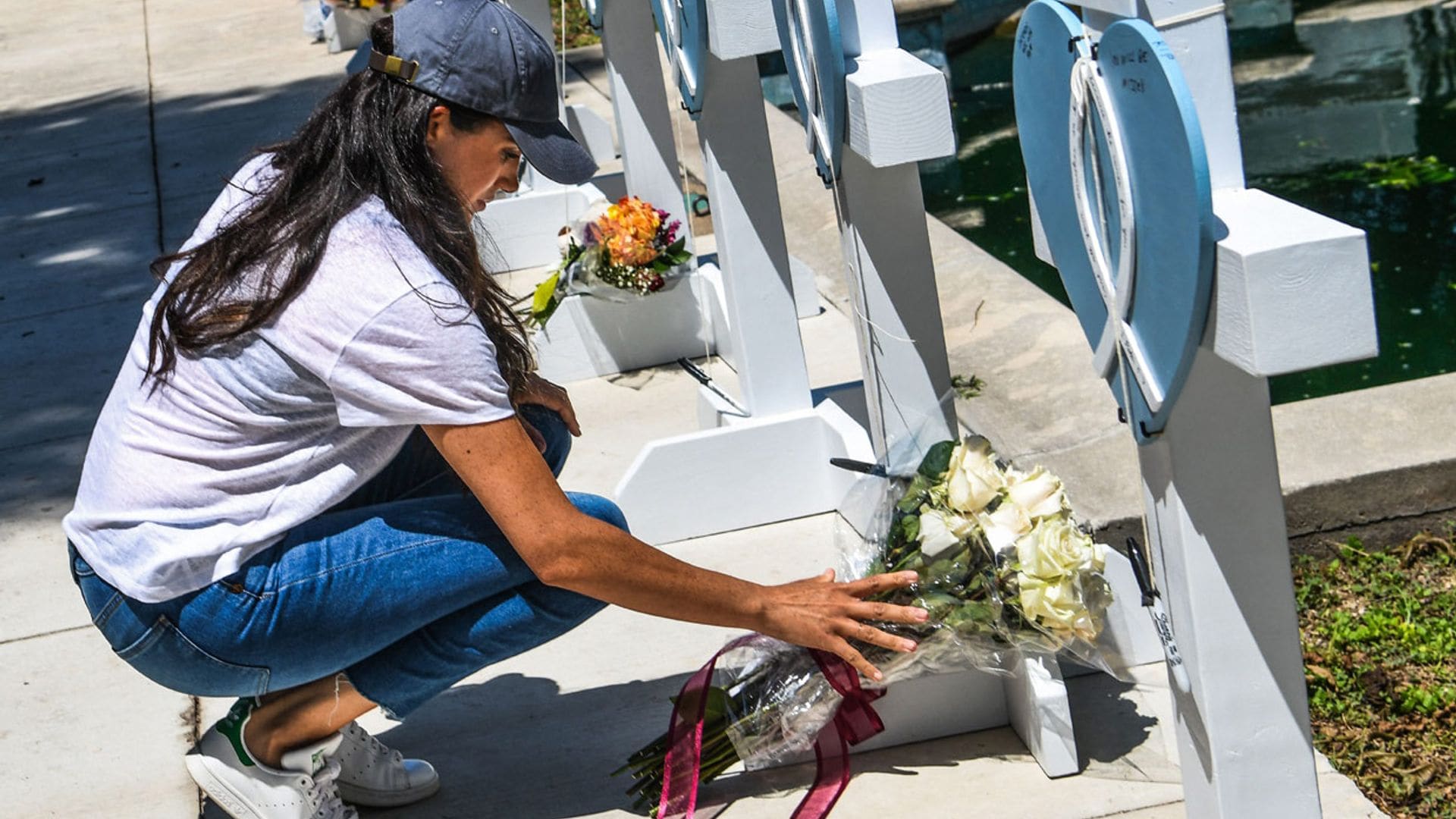 Meghan Markle visita por sorpresa Texas para rendir homenaje a las víctimas del tiroteo en un colegio