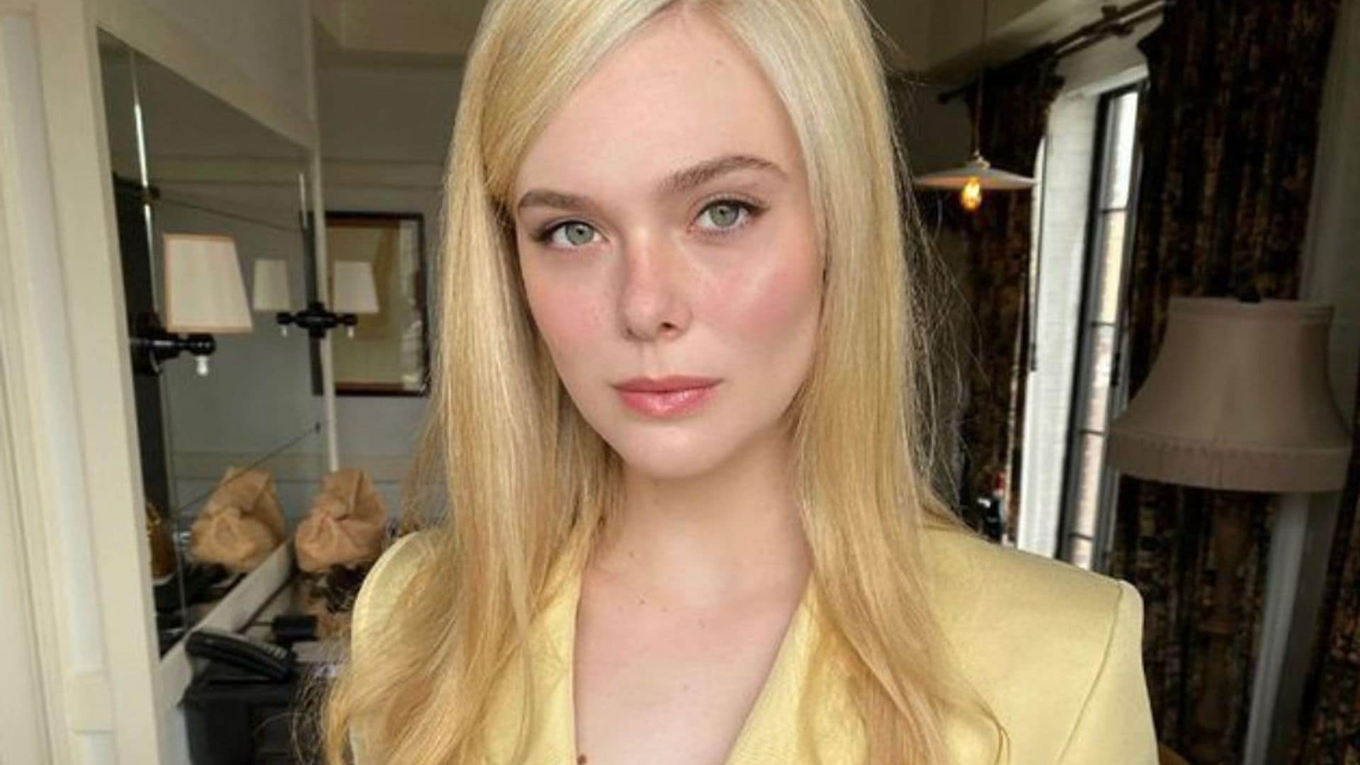 La americana 'cropped' con corsé de Elle Fanning y otros looks originales que sí funcionan