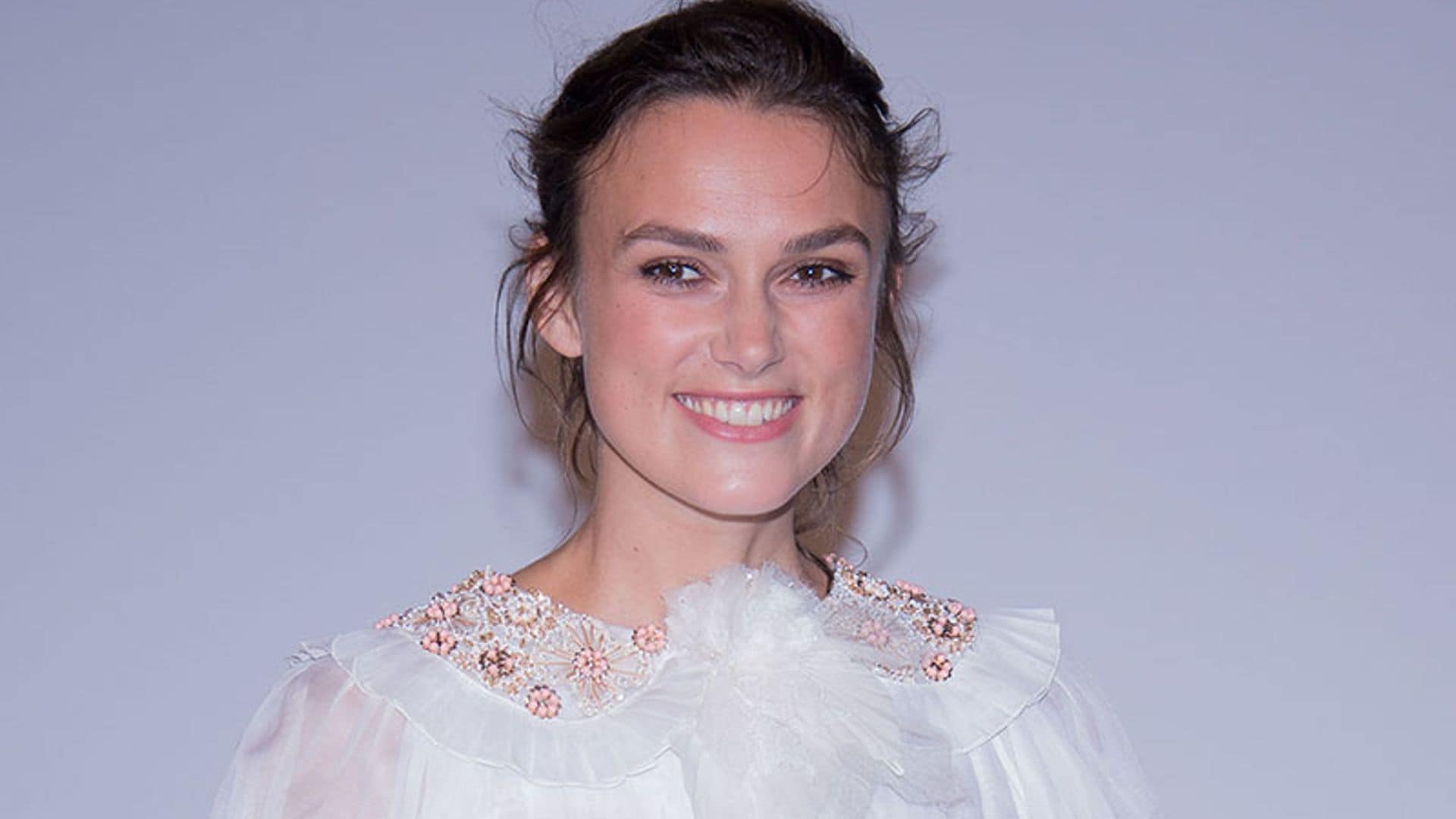 Keira Knightley muestra su gran talento musical para Chanel