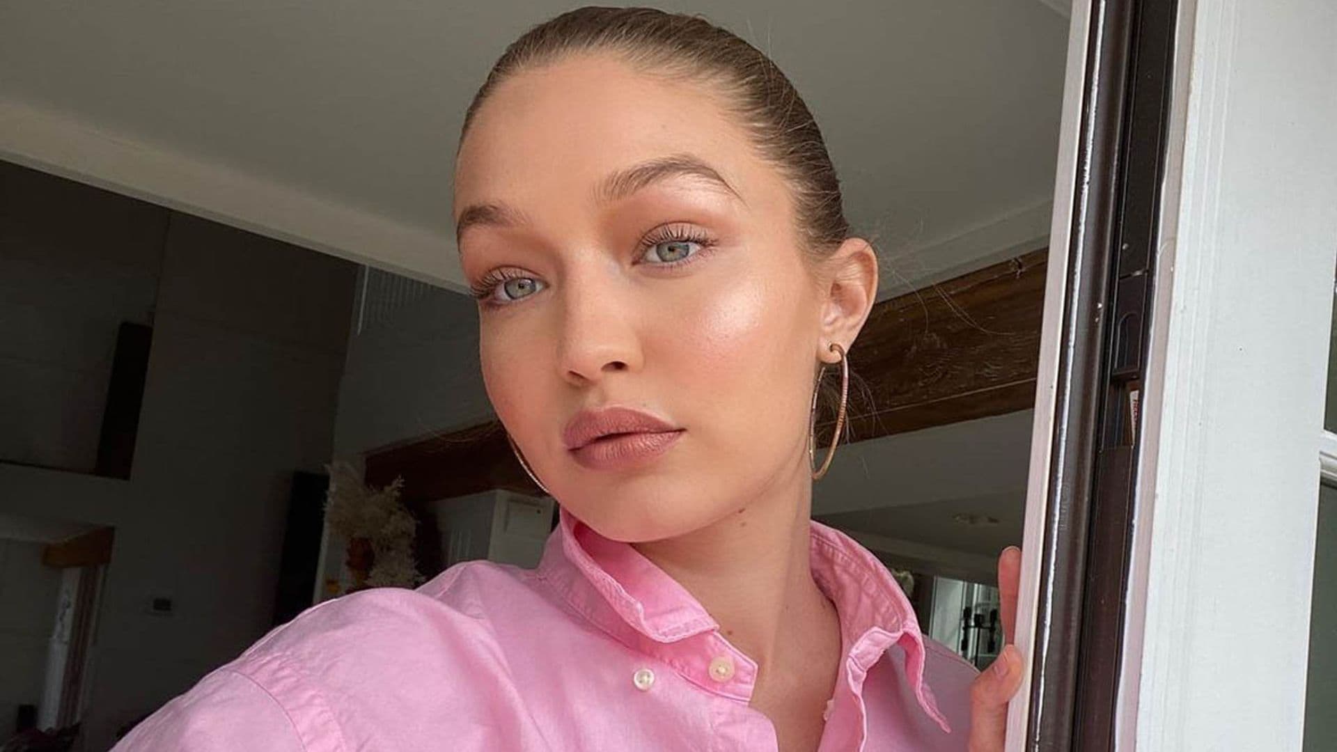 Ve pidiendo cita en tu peluquería porque Gigi Hadid ha estrenado el flequillo largo definitivo