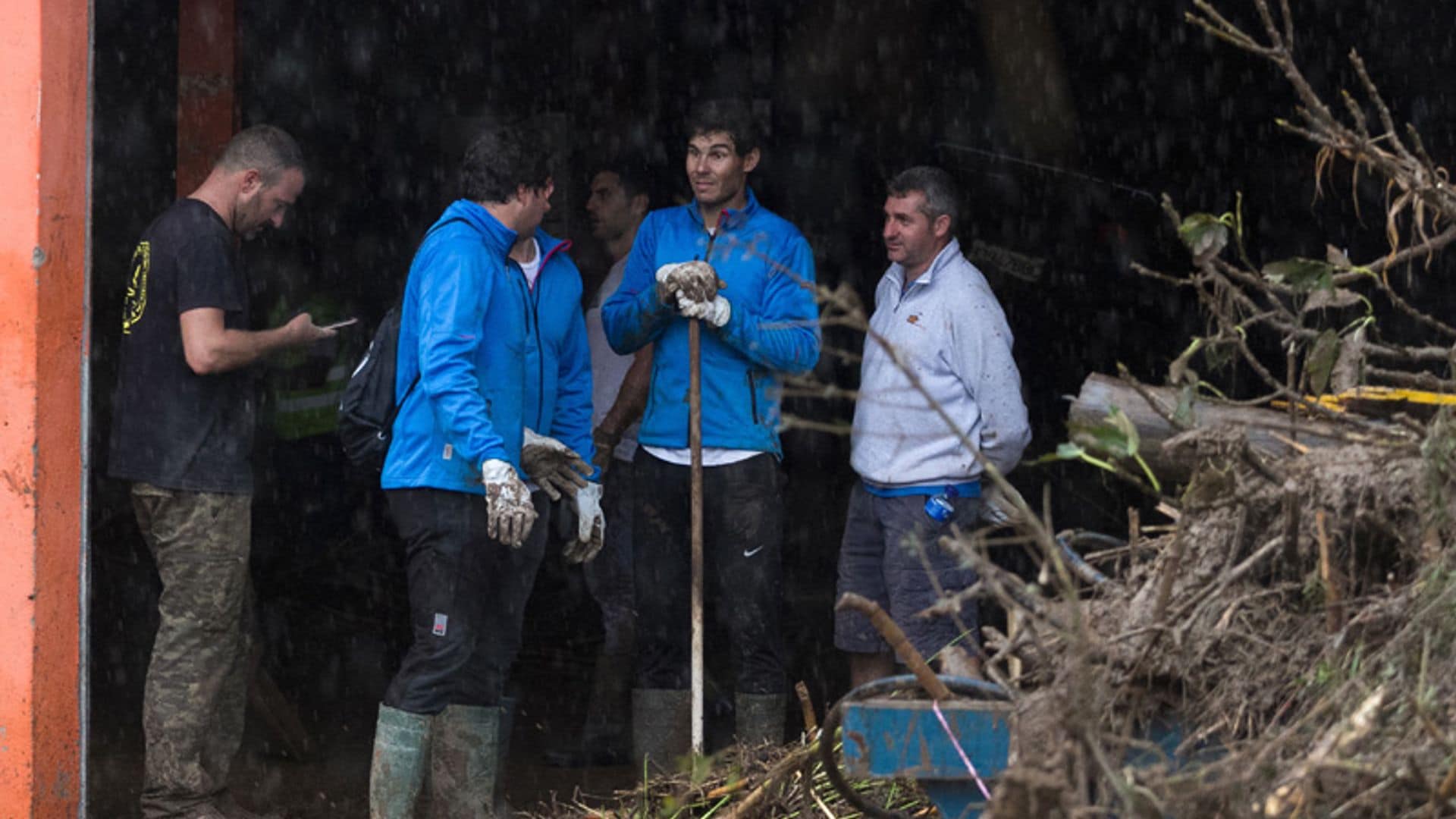 Rafa Nadal, un voluntario más en las labores de limpieza tras las inundaciones en Mallorca