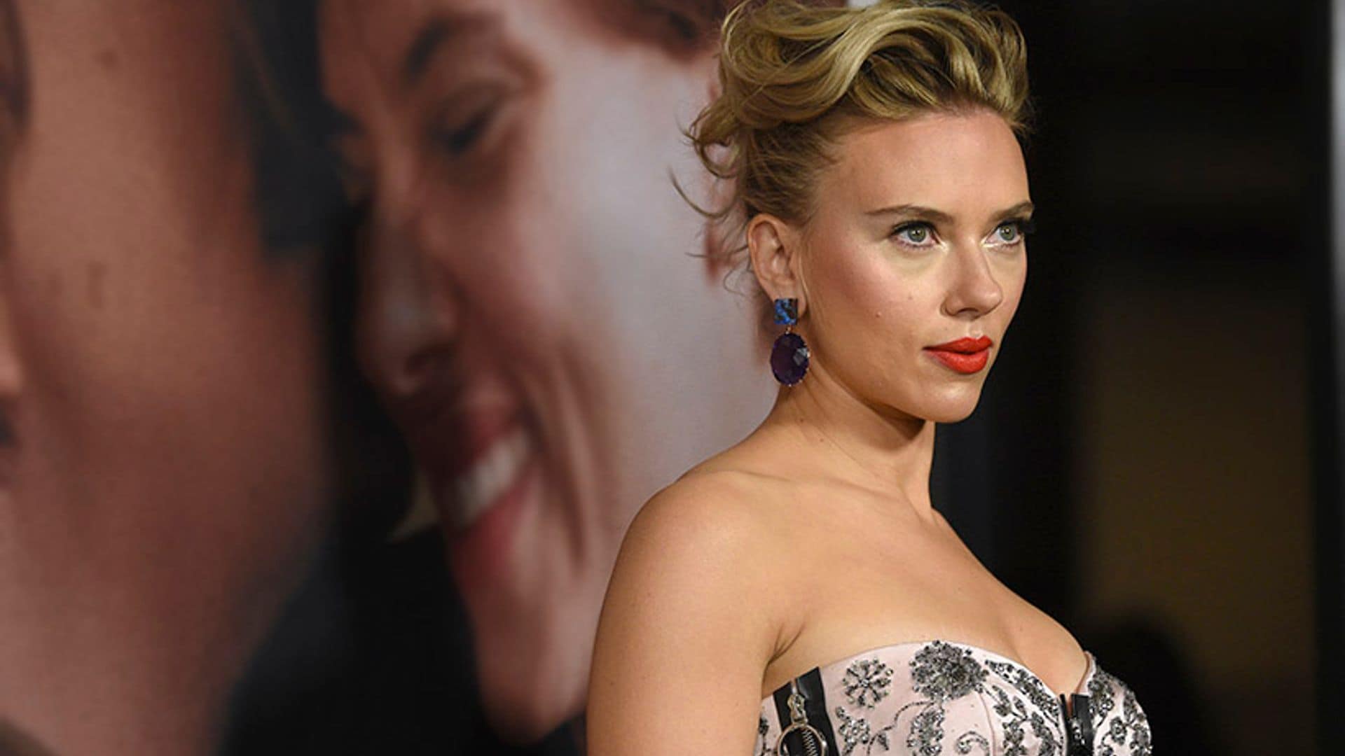 Descubierto el truco con el Scarlett Johansson multiplica el volumen de sus labios rojos