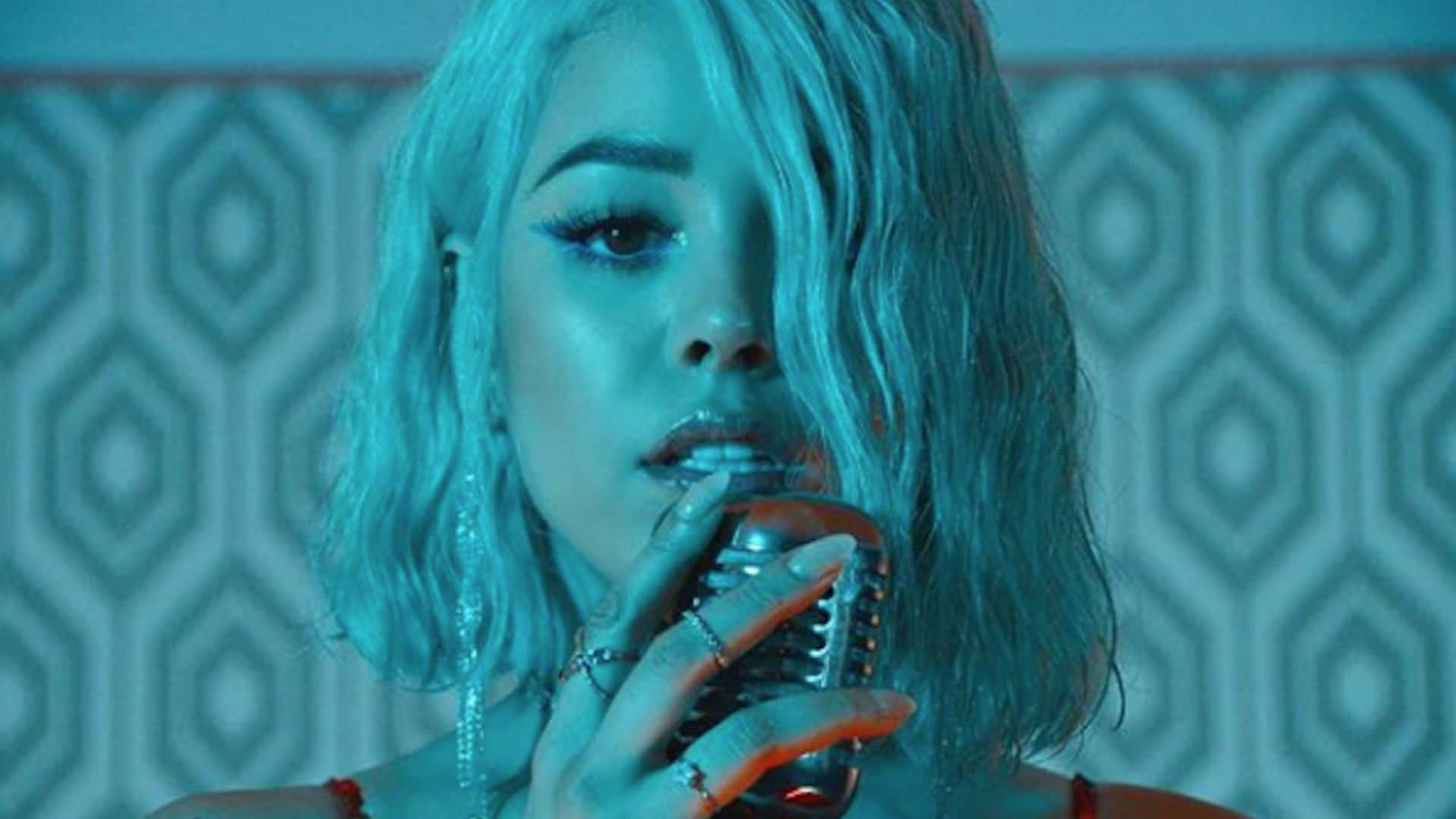 Danna Paola reúne a sus compañeras de 'Élite' en su último videoclip