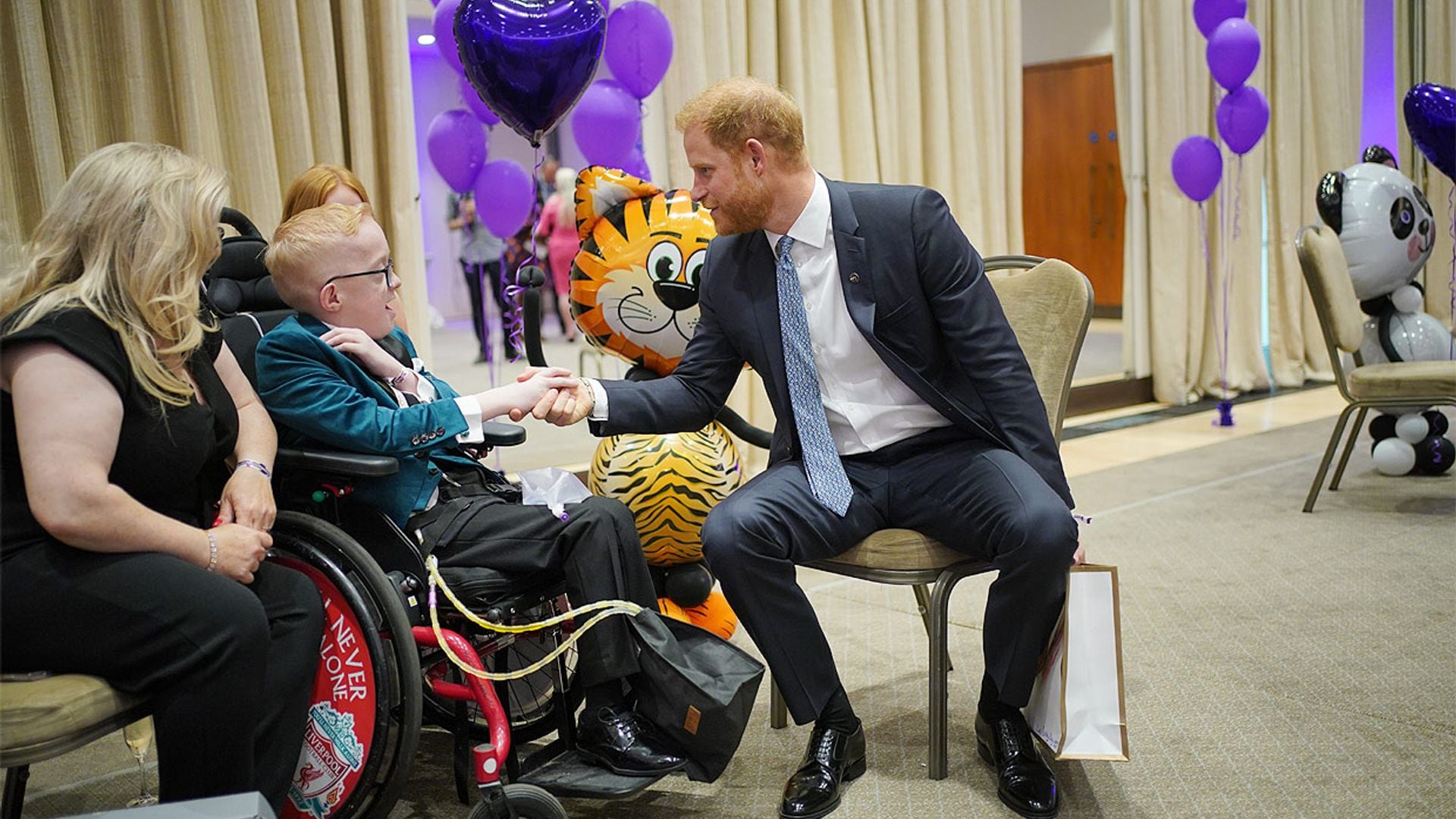 El príncipe Harry vuelve a Londres sin Meghan Markle y en la víspera del primer aniversario de la muerte de la Reina