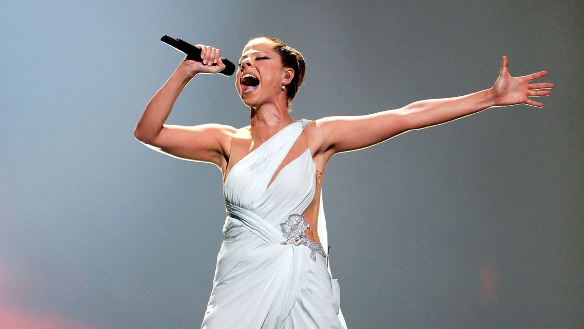 Pastora Soler revive su paso por Eurovisión con la pequeña Vega en brazos