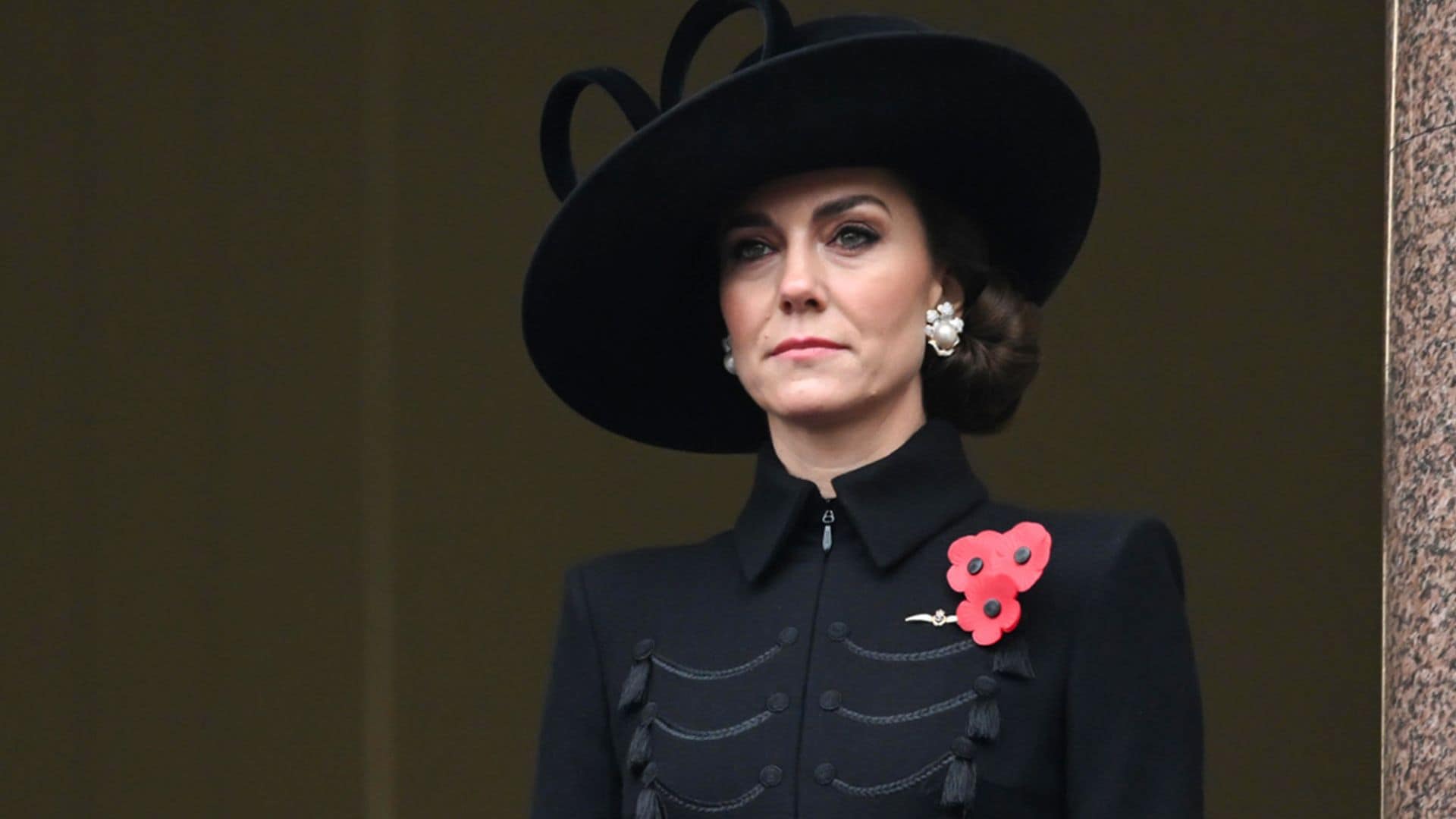 Con abrigo de inspiración militar y su sombrero favorito de terciopelo, la princesa de Gales deslumbra en el Domingo del Recuerdo