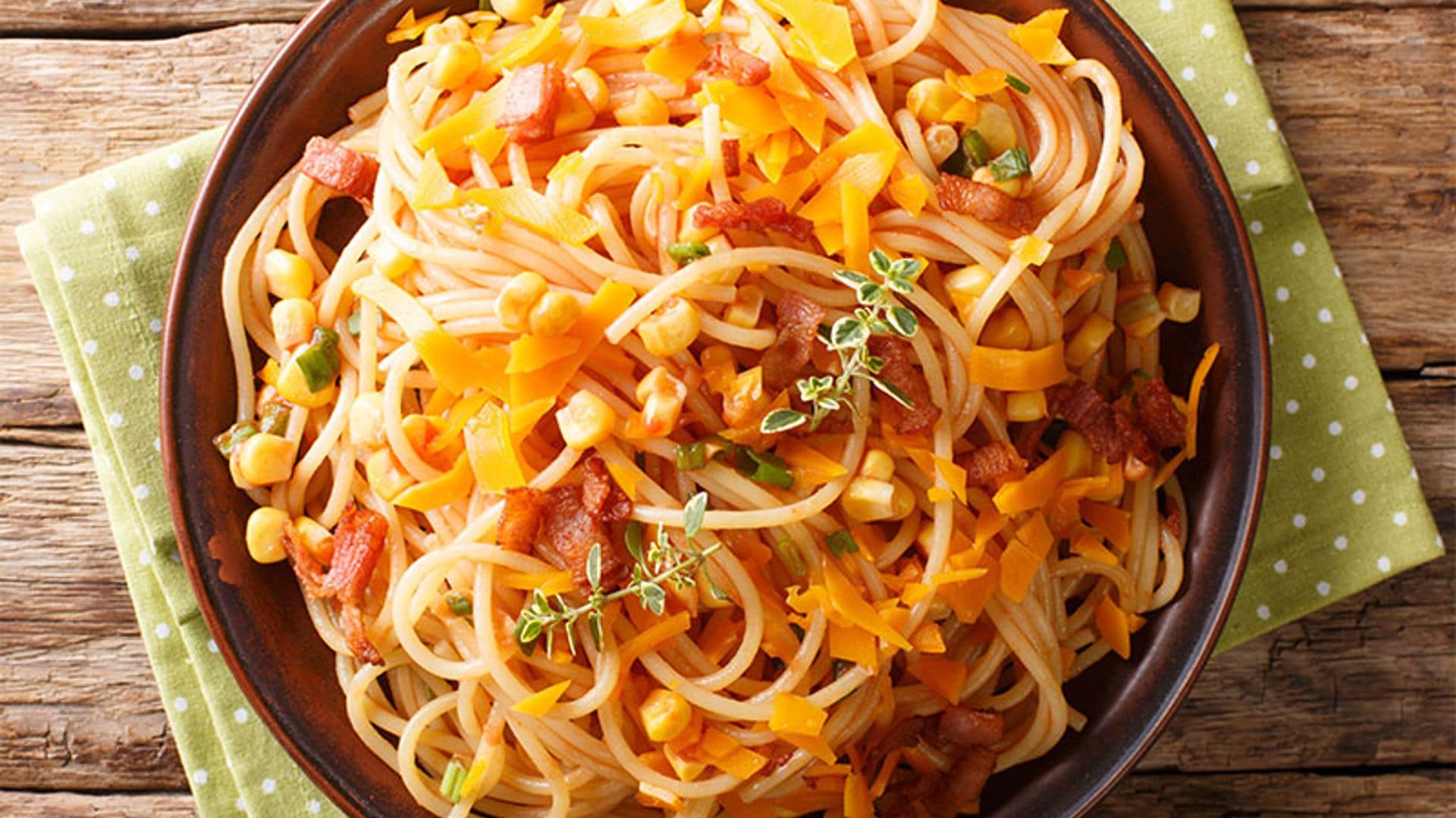 Espaguetis con queso Mimolette, maíz y beicon