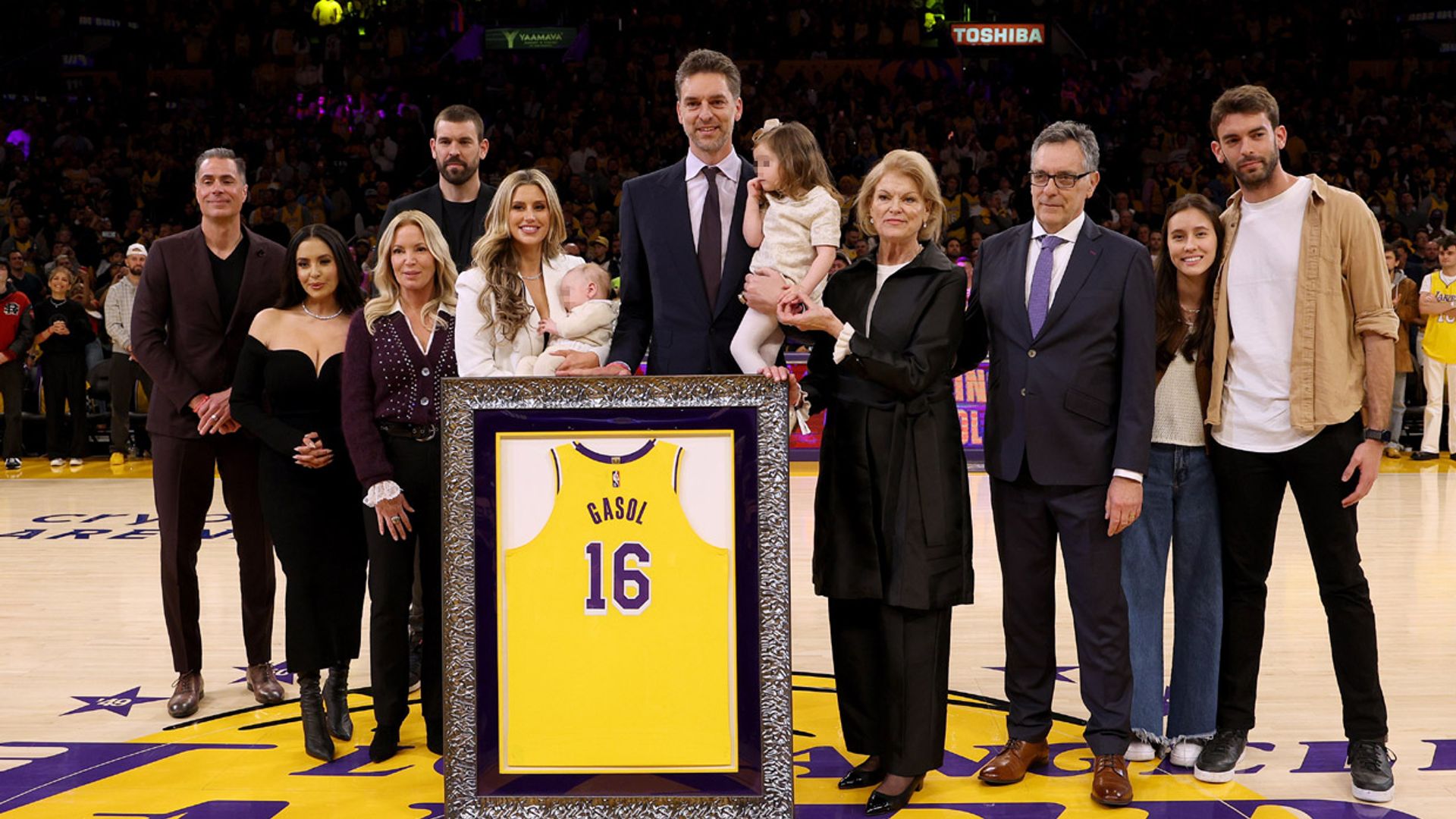 Con su familia y el recuerdo de Kobe Bryant, las lágrimas de Pau Gasol al hacer historia en Los Angeles Lakers