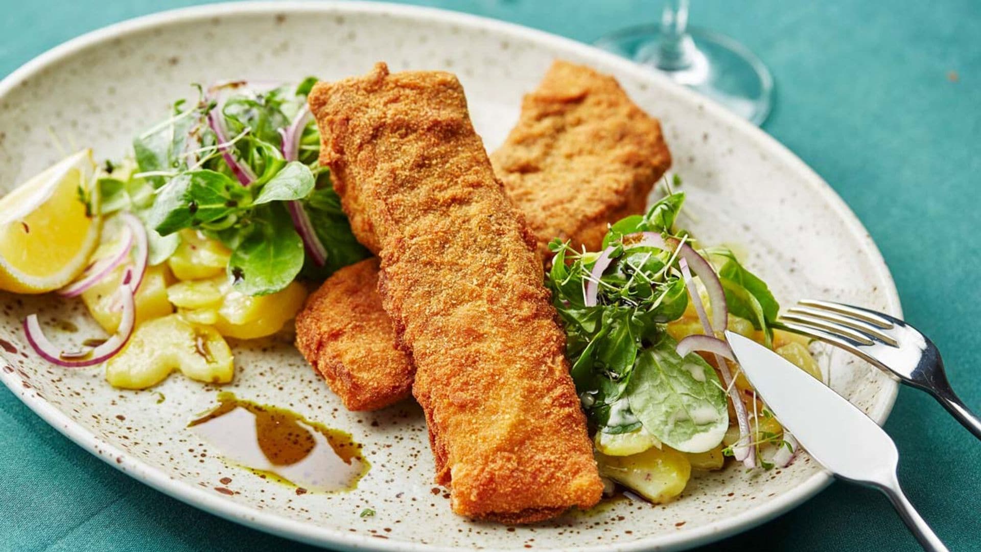 Lomos de carpa empanada con patata cocida y ensalada