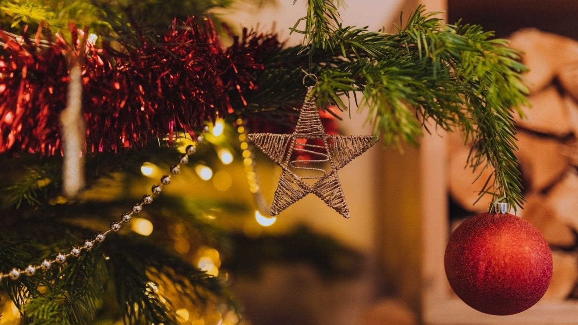 Atenta a este truco navideño para transformar el viejo espumillón en un nuevo adorno para el árbol