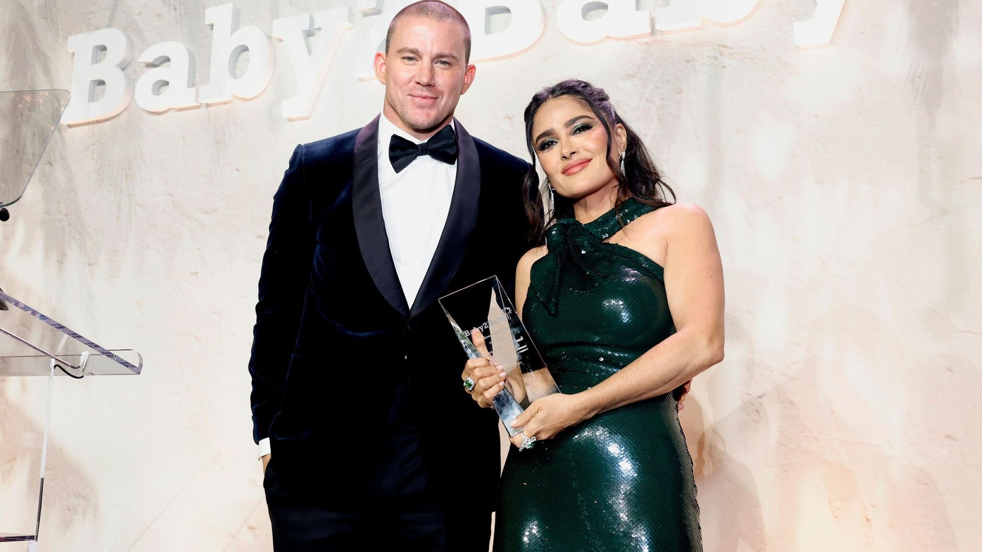 Salma Hayek recibe reconocimiento en un vestido verde repleto de lentejuelas