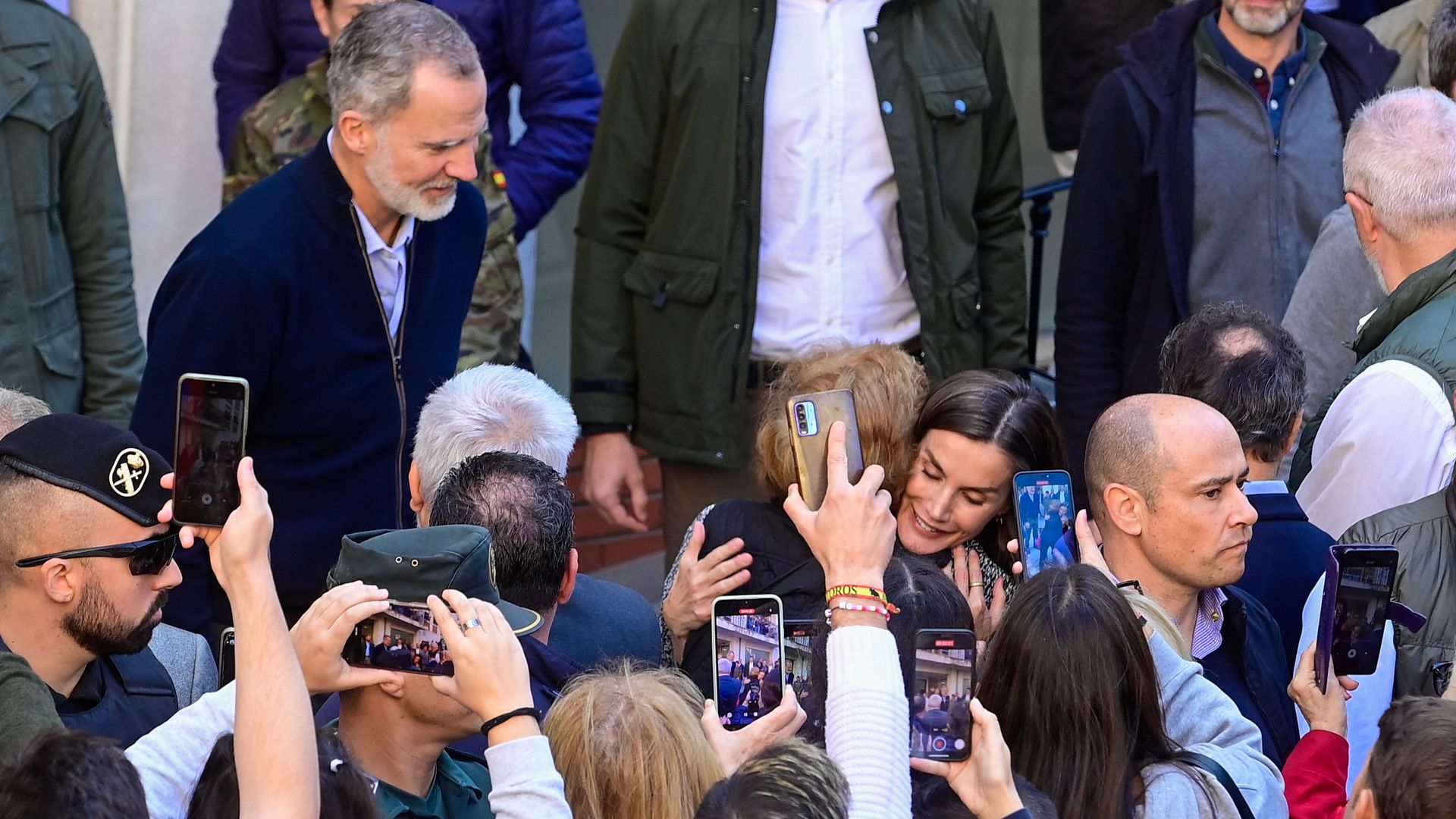 Los reyes Felipe y Letizia visitan en Chiva las zonas afectadas por la DANA