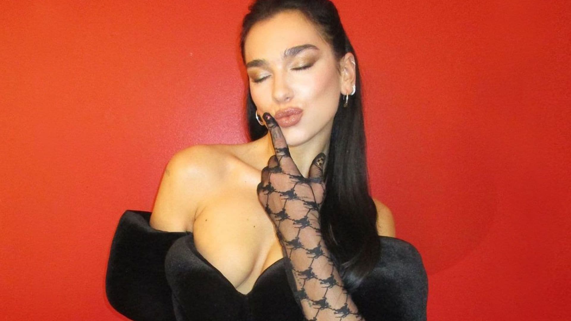 ¿Te atreves con unos guantes largos? El complemento más elegante de Dua Lipa este otoño