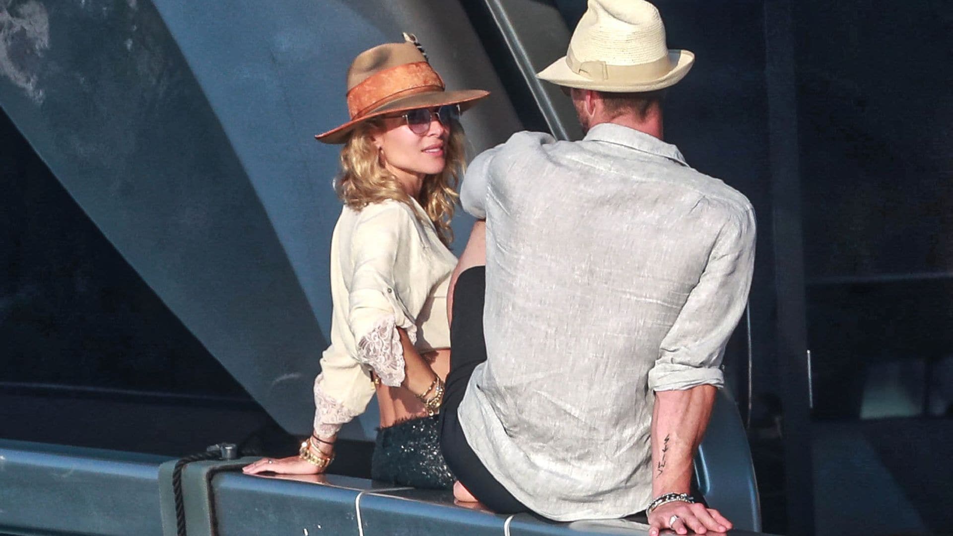 La sonrisa de Elsa Pataky en su regreso a España: recordamos sus últimas visitas con Chris Hemsworth