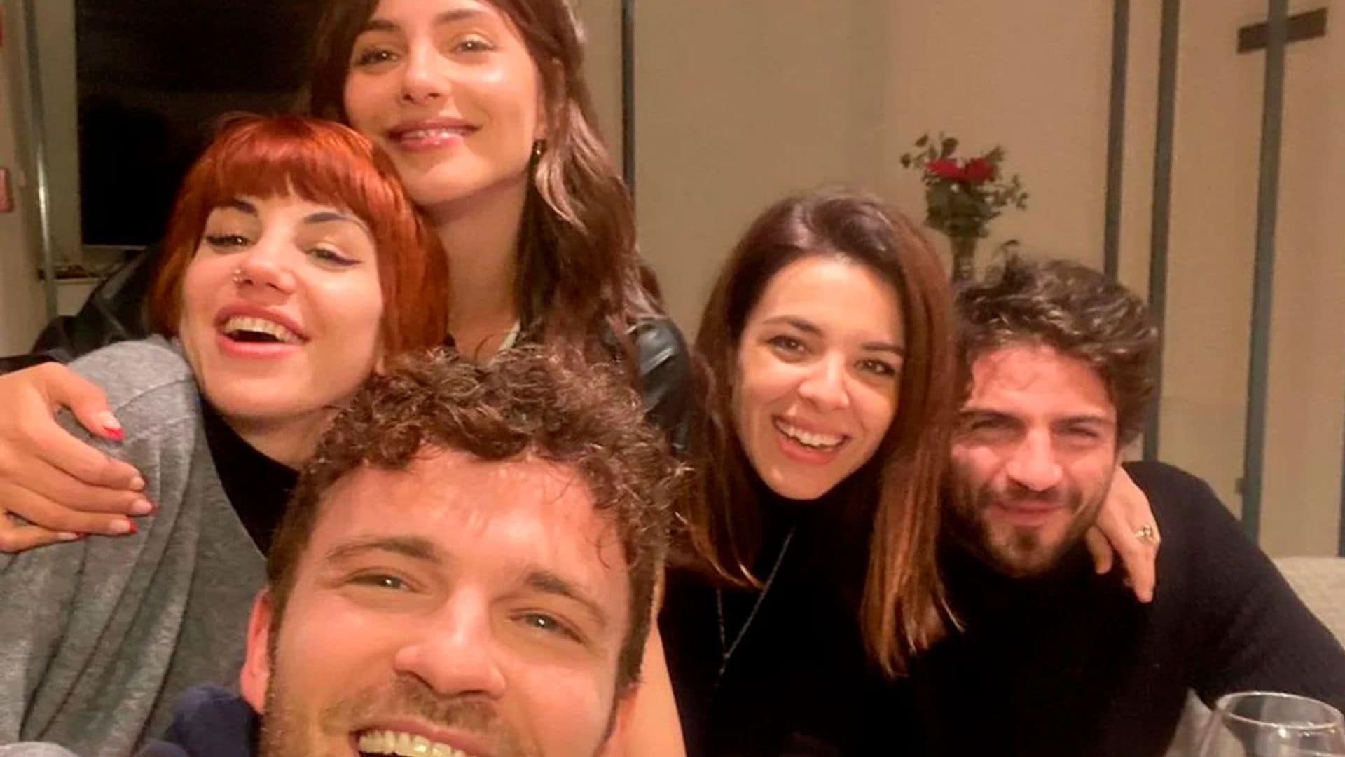 Así ha sido el reencuentro de los actores de 'Física o Química' Maxi Iglesias, Andrea Duro y Angy Fernández