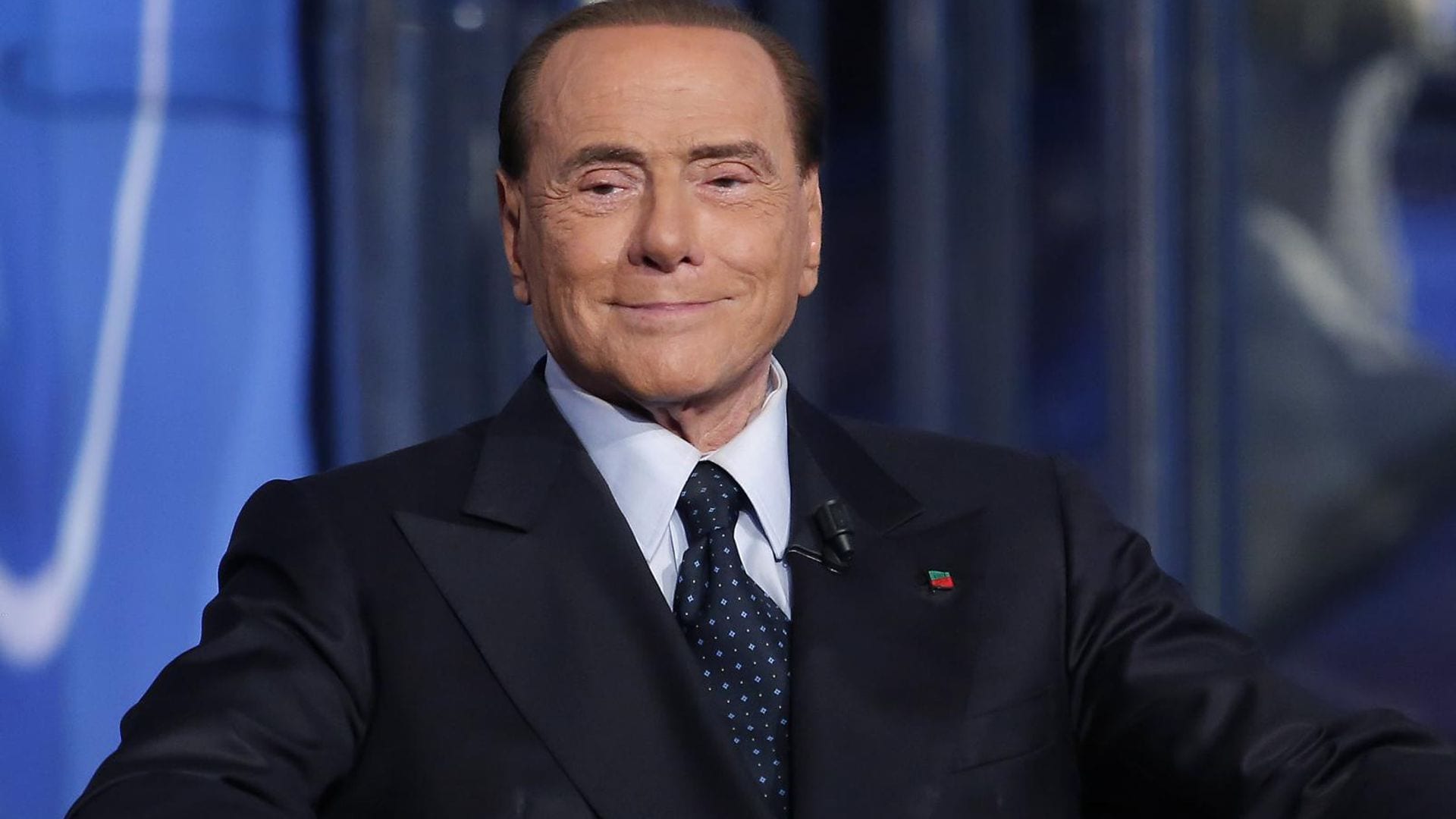 Silvio Berlusconi consolado por su novia tras cancelar su boda