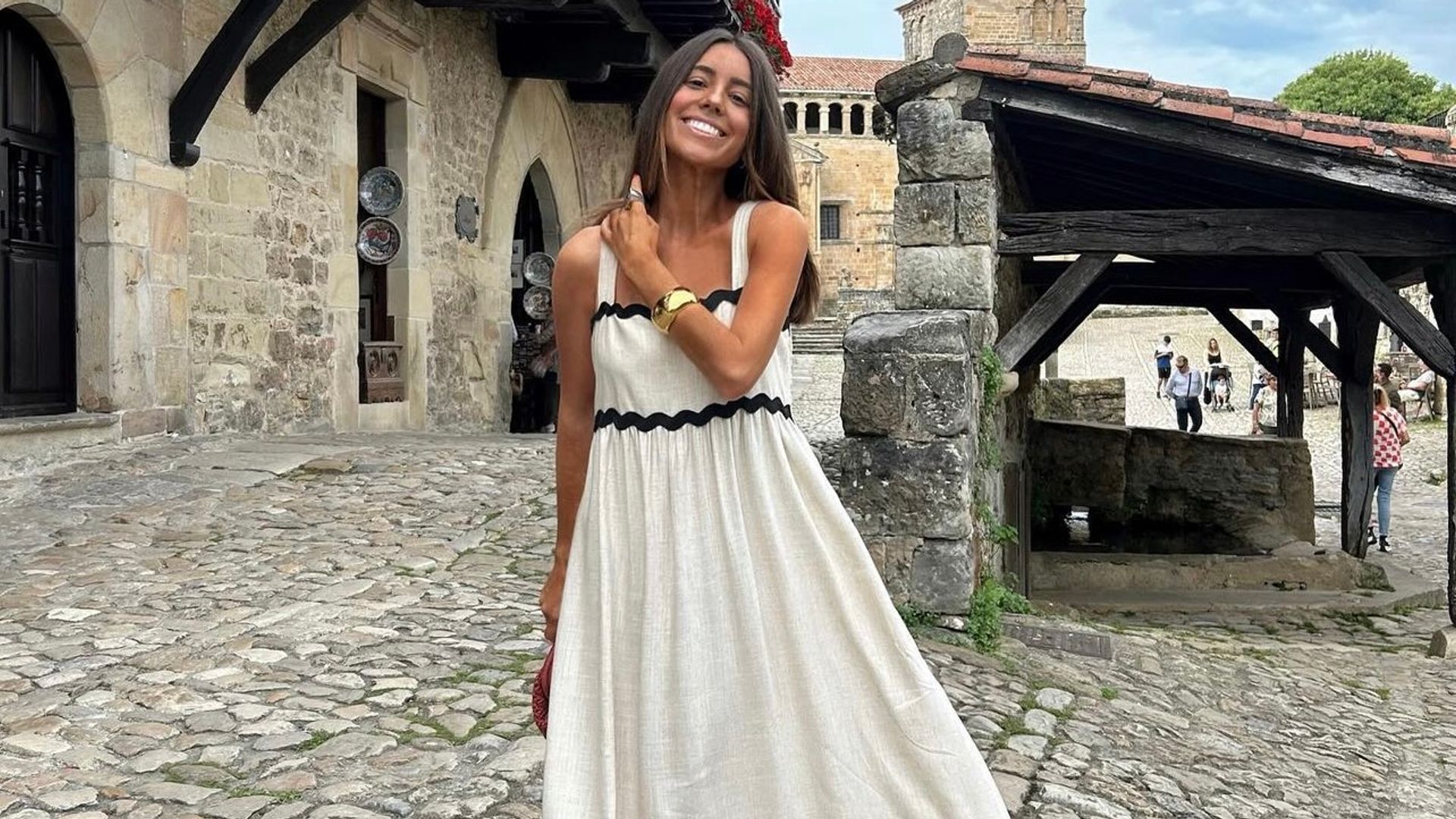 12 vestidos blancos de tendencia que favorecen mucho: cuándo llevar cada diseño