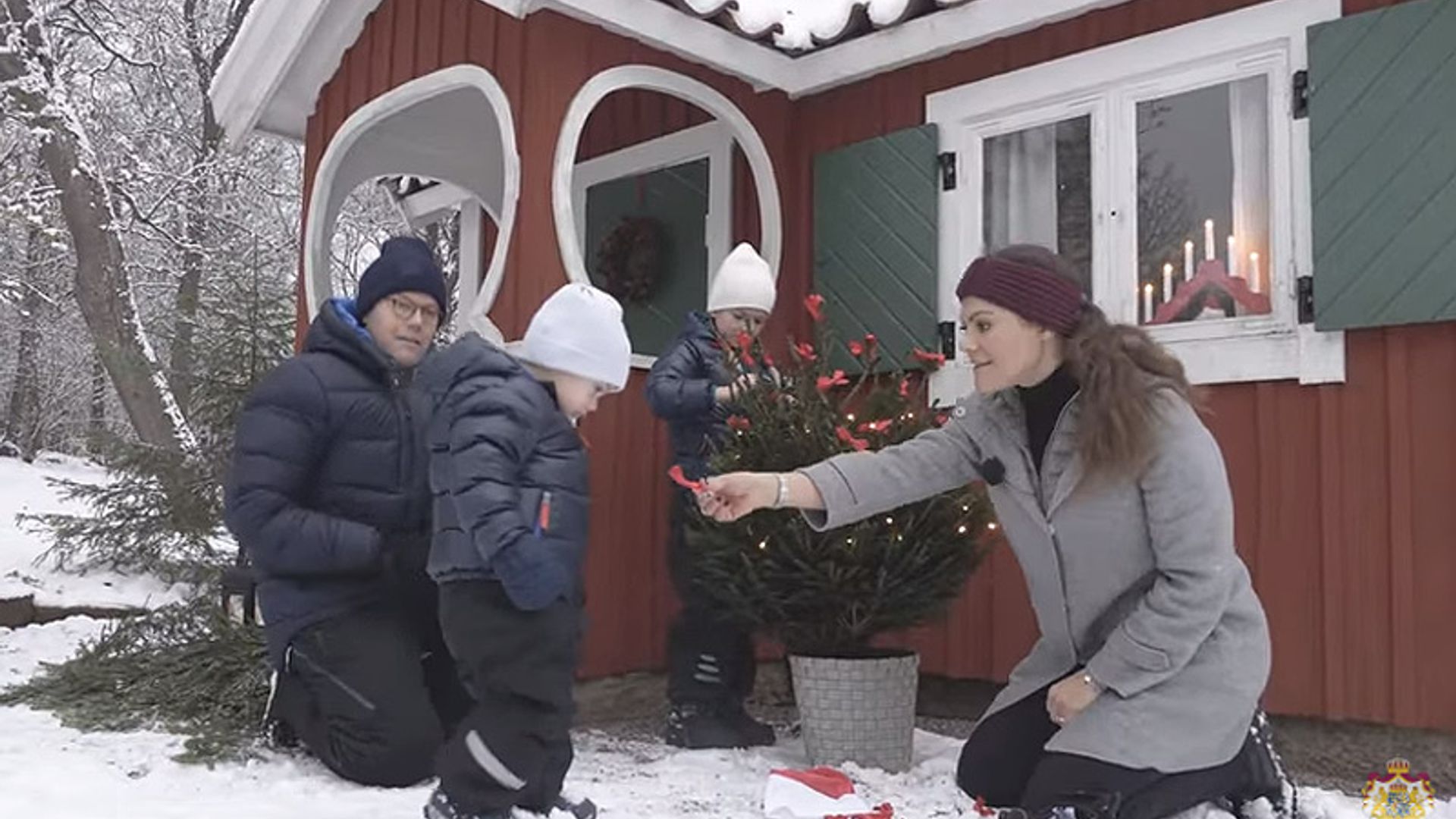 ¡Todos a la nieve! El divertido vídeo con el que Victoria de Suecia y su familia nos felicitan la Navidad