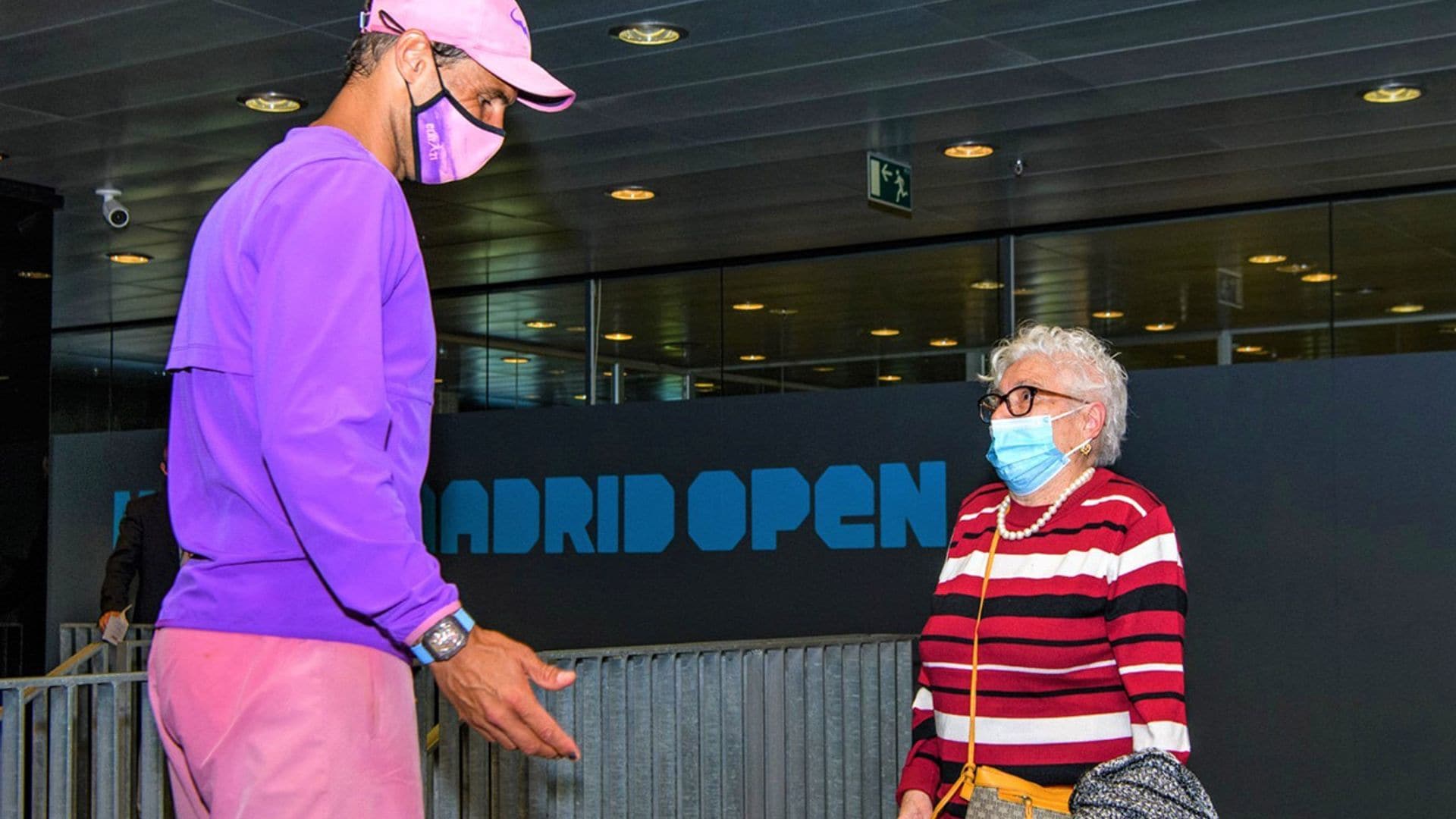 El emotivo gesto de Nadal con una mujer de 95 años que está dando la vuelta al mundo