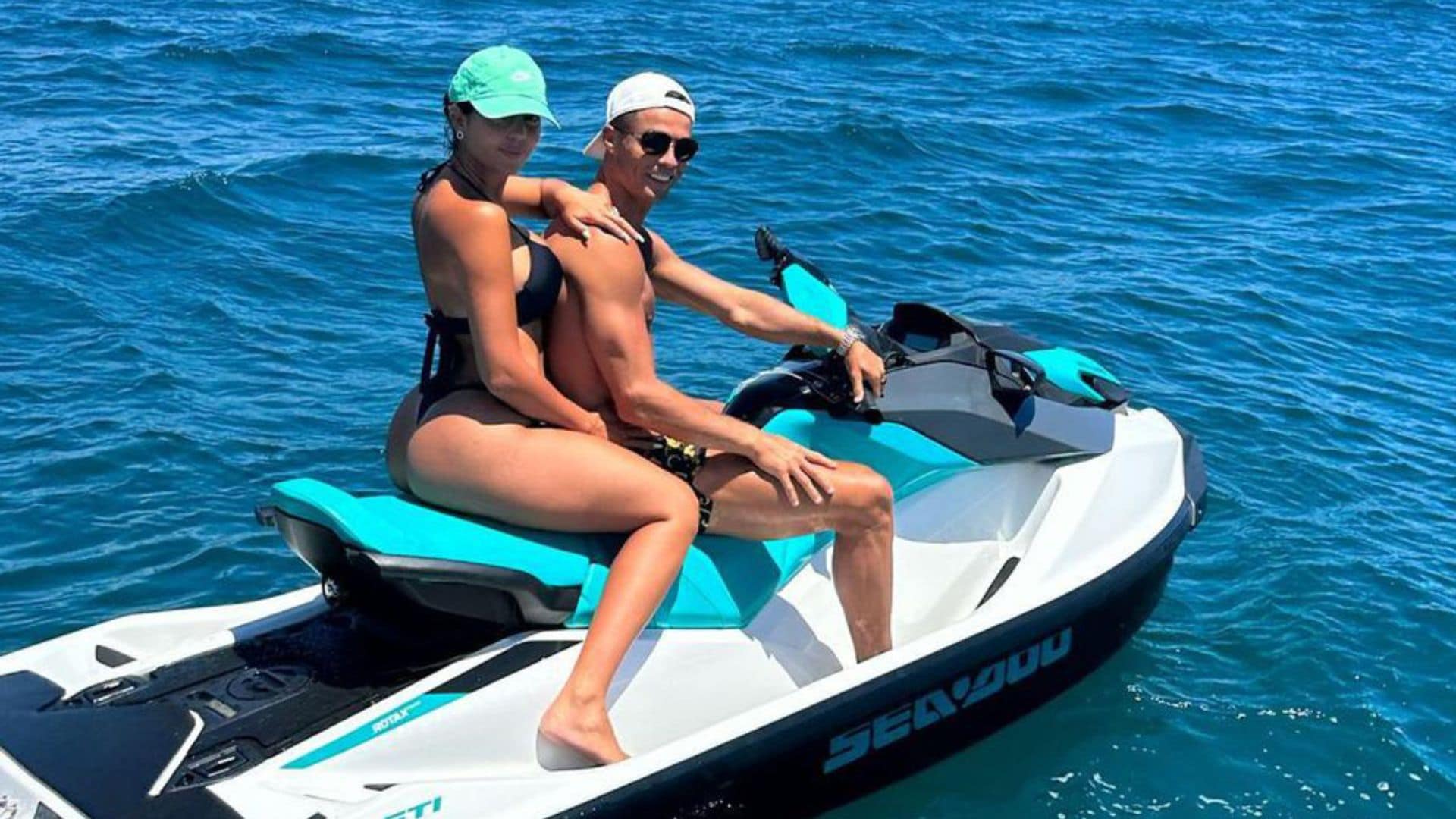 Las imágenes virales de Georgina Rodríguez y Cristiano Ronaldo presumiendo de cuerpazo en moto de agua