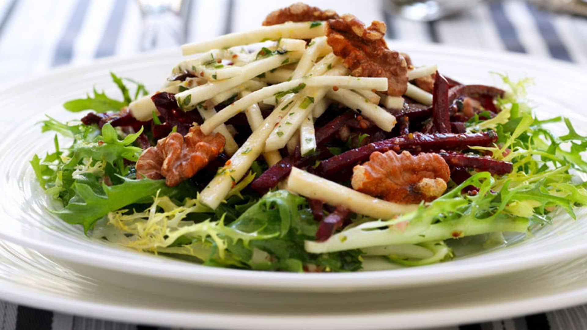 Ensalada de escarola con manzana, remolacha y nueces