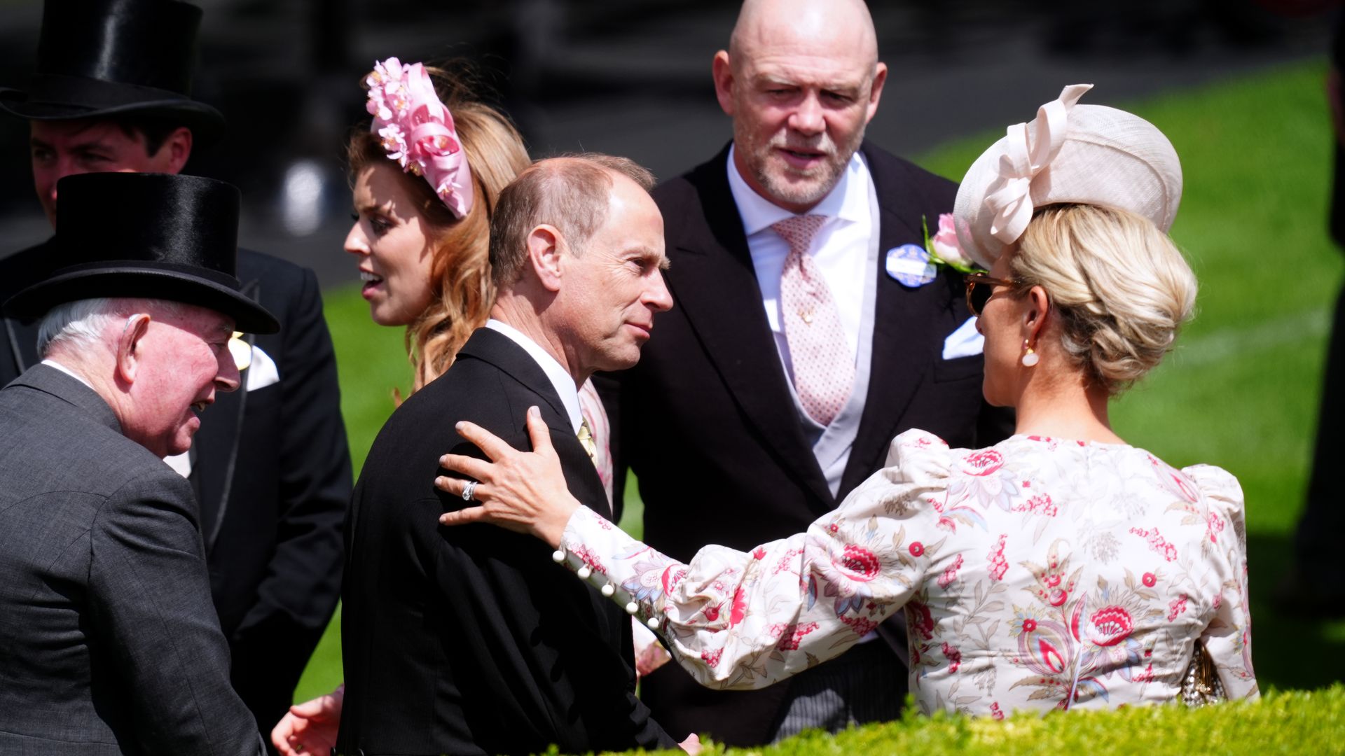 El duque de Edimburgo saludando a su sobrina Zara Tindall en Ascot