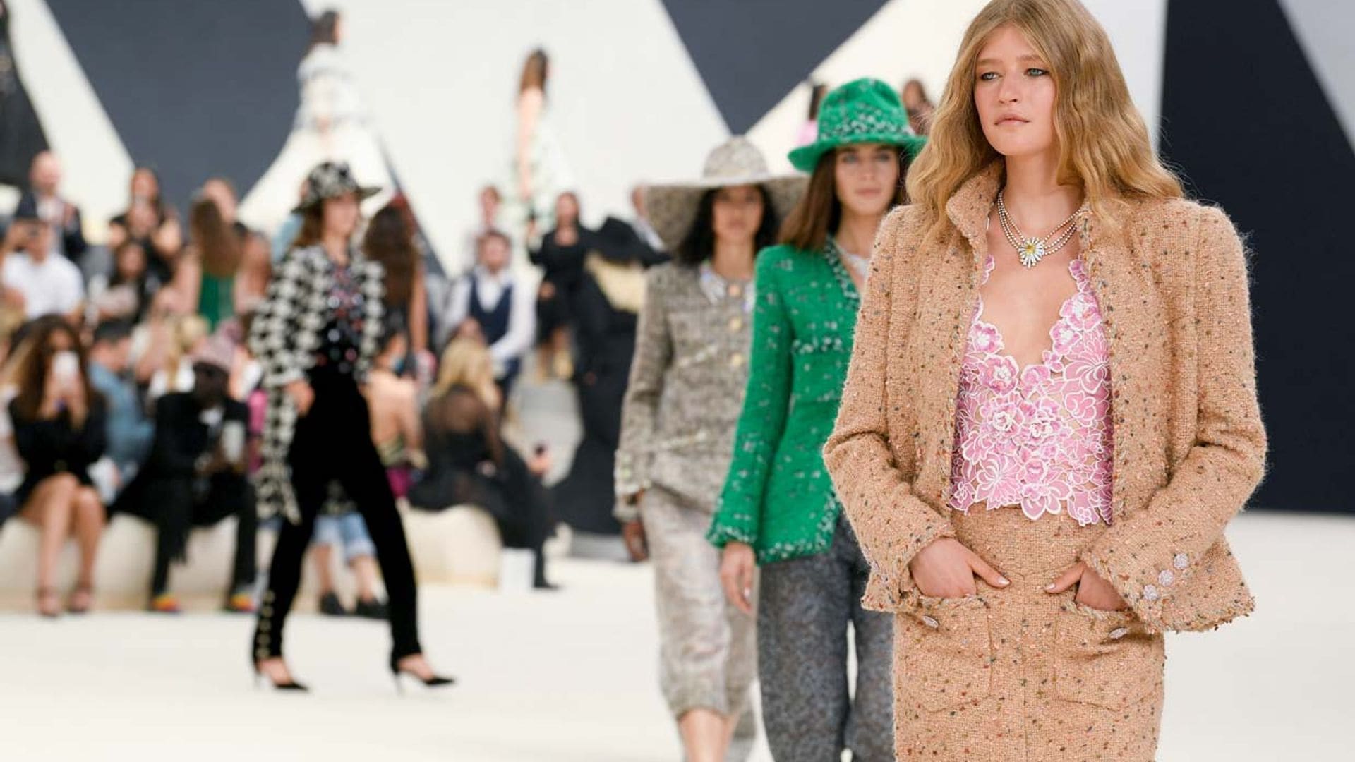 Bordados florales, un vestido de novia y otros detalles del desfile de Alta Costura de Chanel