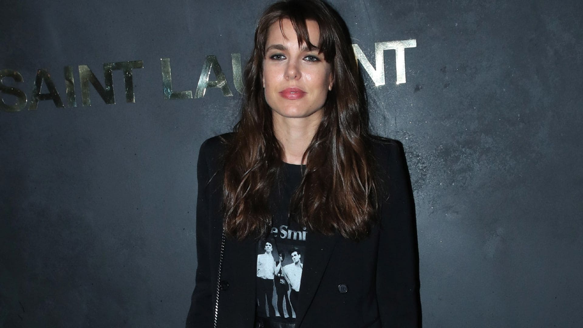 Carlota Casiraghi muestra su imagen más 'grunge' con camiseta roquera y minifalda de cuero