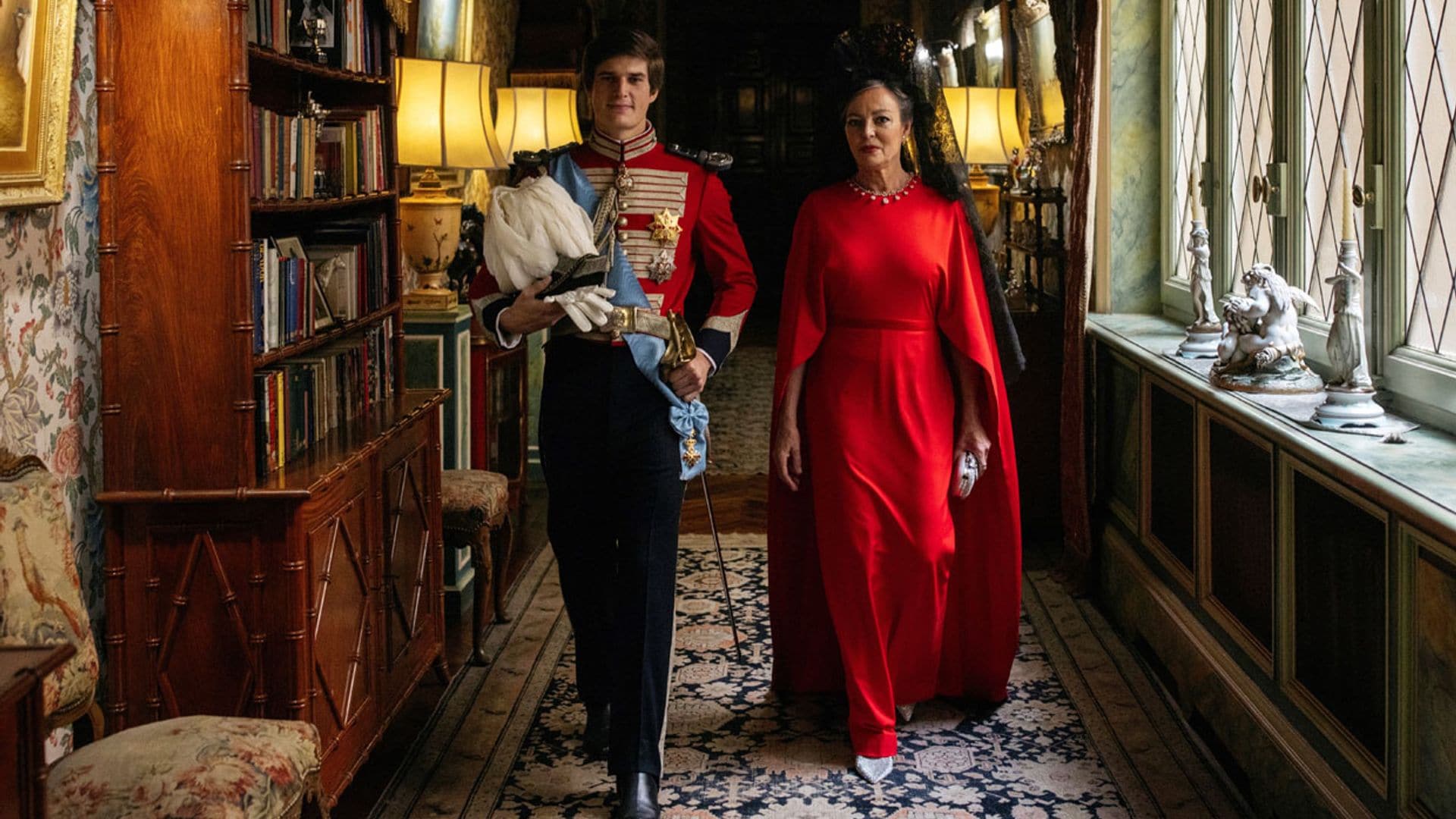 Matilde Solís, una elegante madrina en 'rojo Caprile' y con mantilla