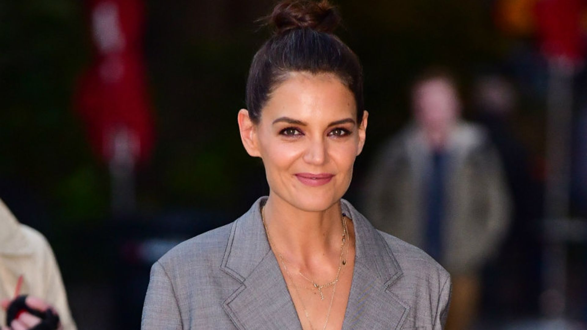 Katie Holmes y Olivia Palermo: dos estilos, dos formas de llevar las plumas