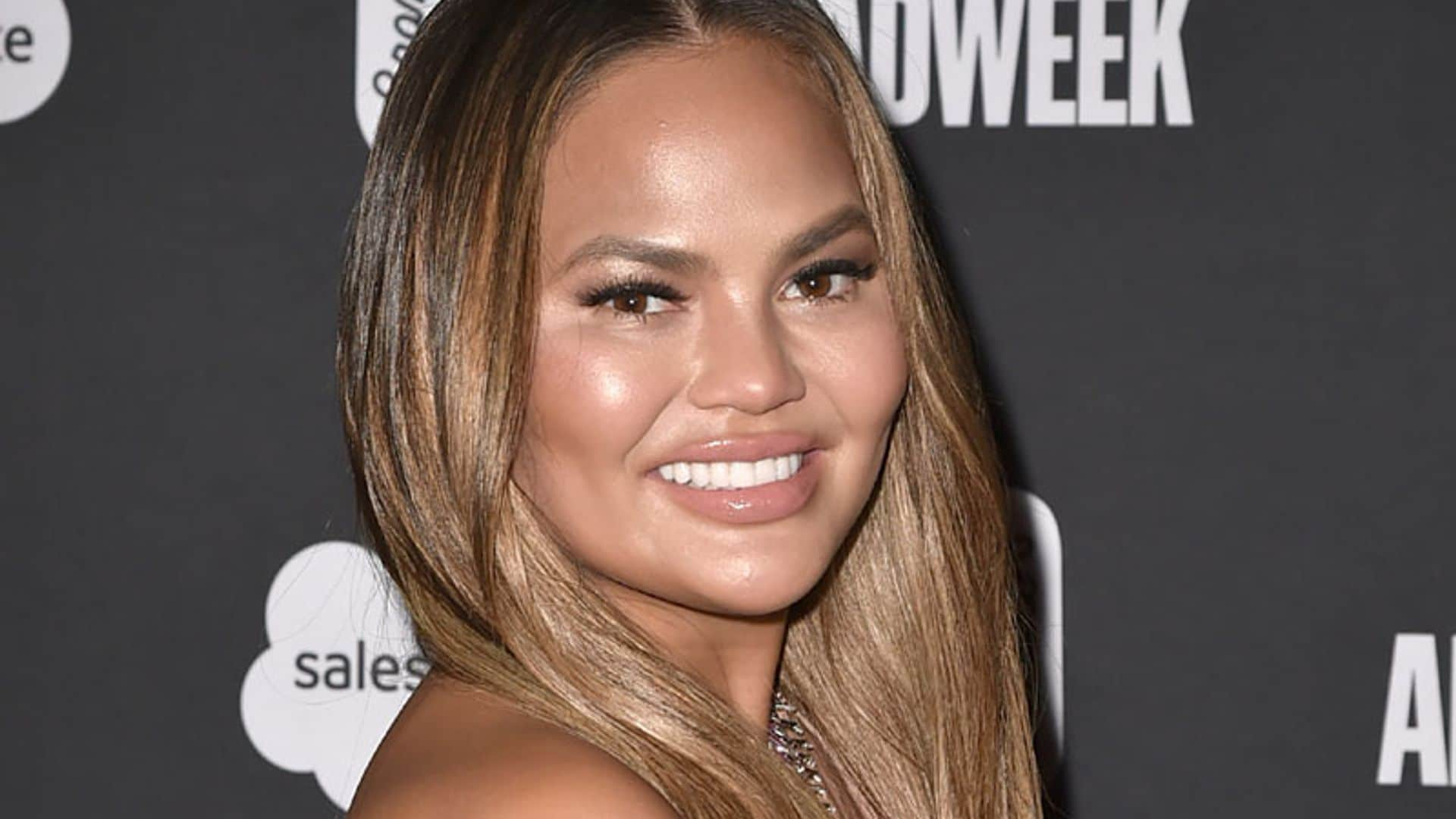 La mascarilla para tener los labios más gruesos existe y Chrissy Teigen la usa