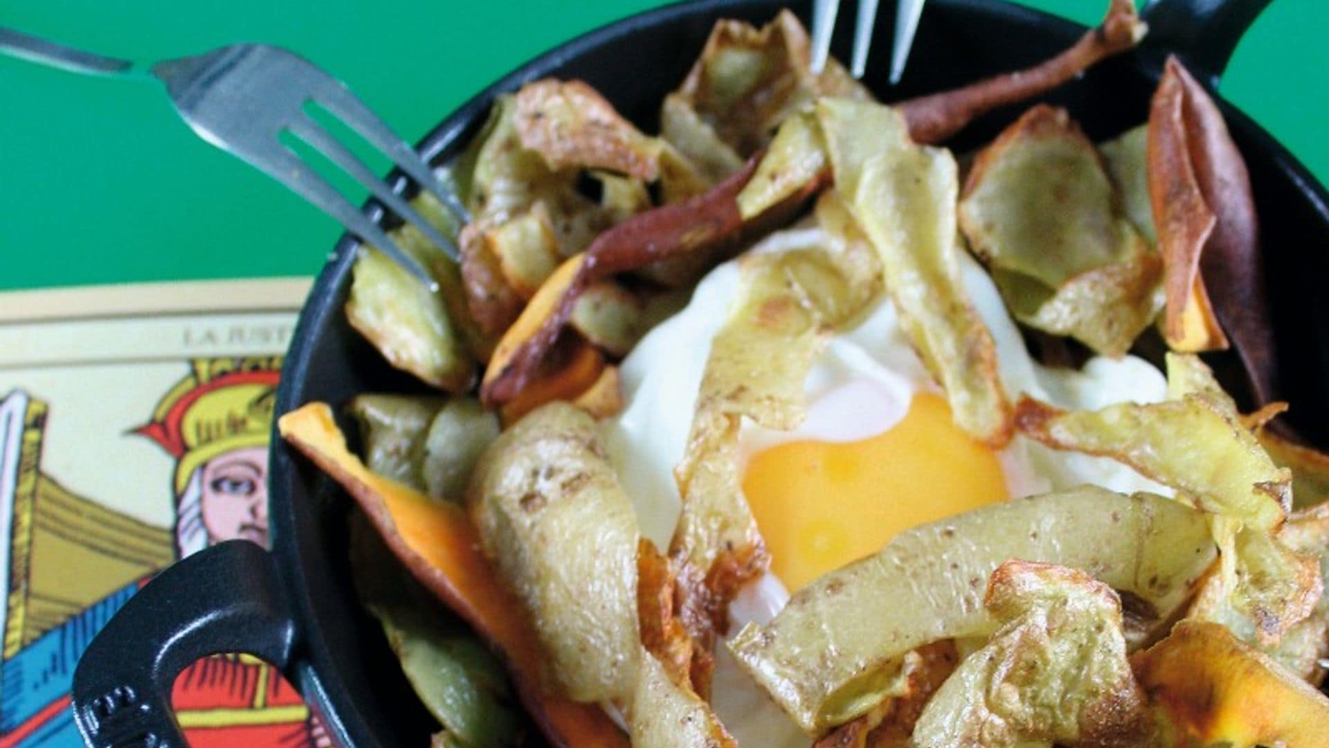 Huevos rotos con mondas de patatas