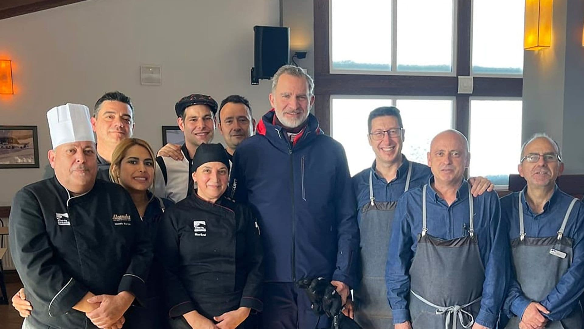 El rey Felipe, en Sierra Nevada con amigos mientras la reina Letizia acude por sorpresa a un partido de waterpolo femenino