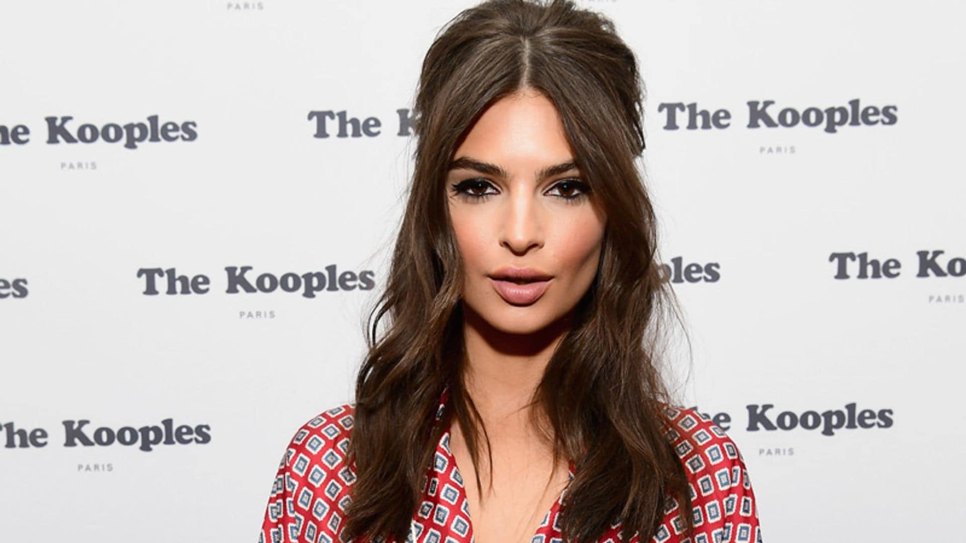 ¡Coser y cantar! Cinco peinados de Emily Ratajkowski que querrás copiar