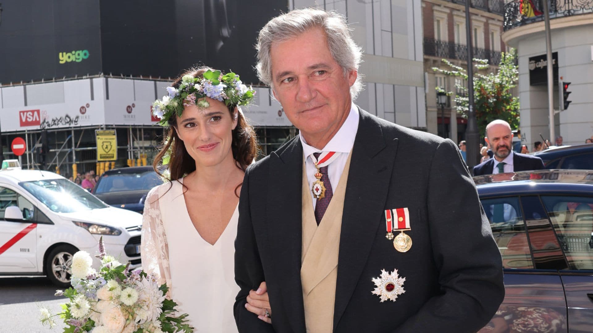 Clotilde Entrecanales, hija del presidente de Acciona, elige un romántico look nupcial con corona de flores