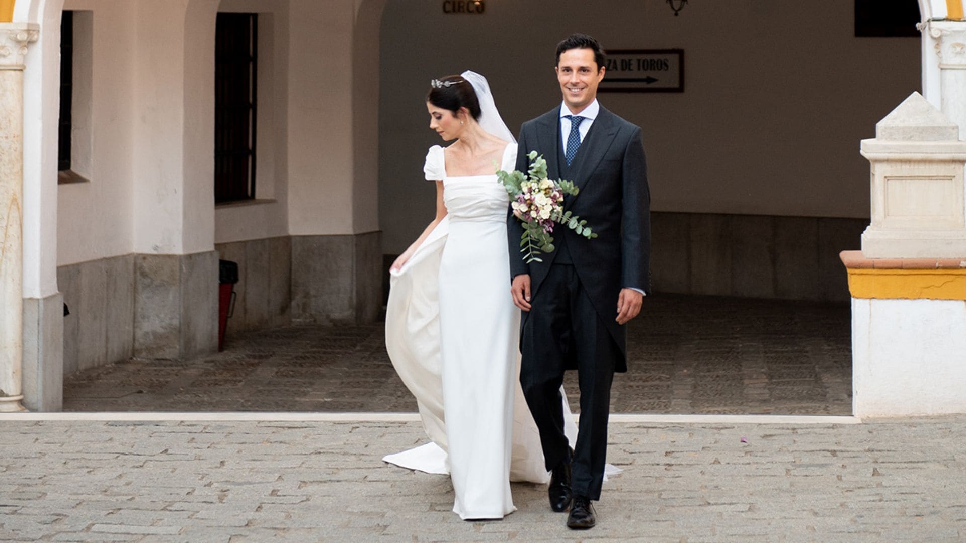 La historia de Inés, la novia sevillana del look de corte imperio y la diadema familiar