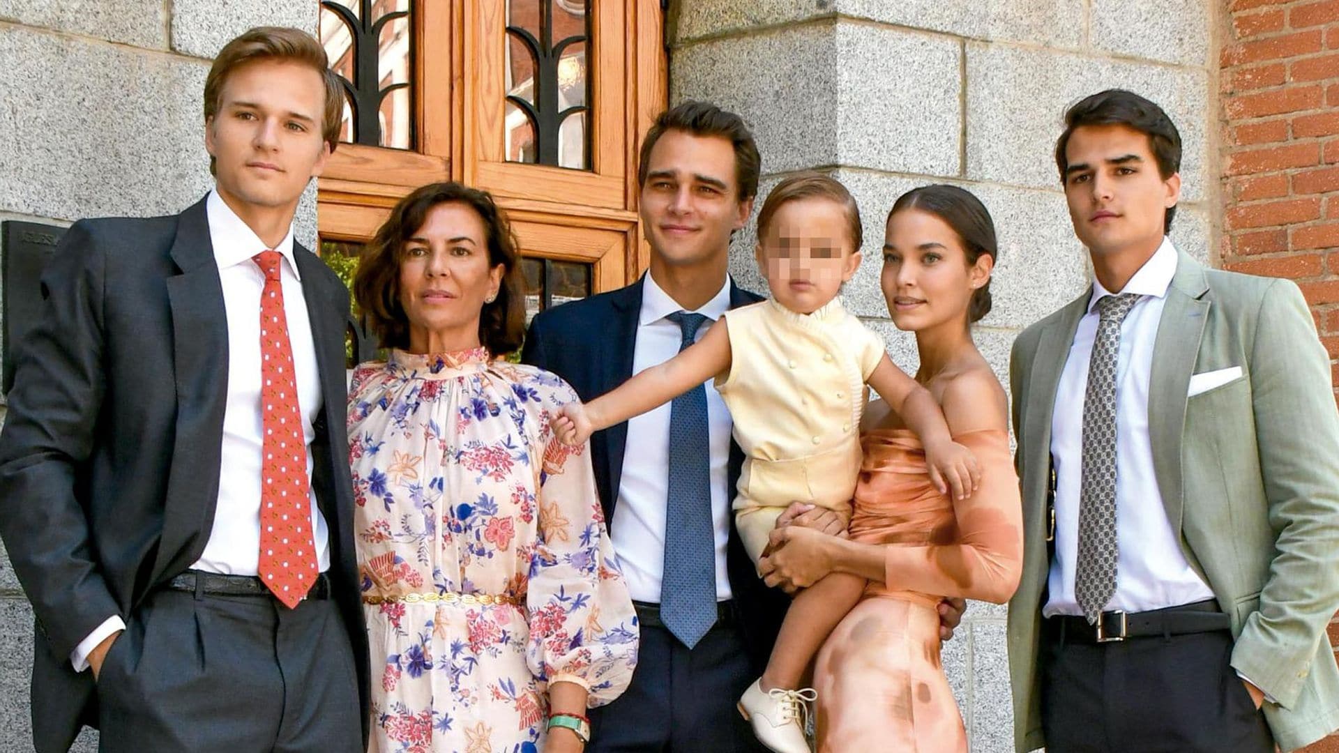 Pepe Barroso Jr. y Gara Arias reúnen a toda la familia en el bautizo de su hijo, Marco