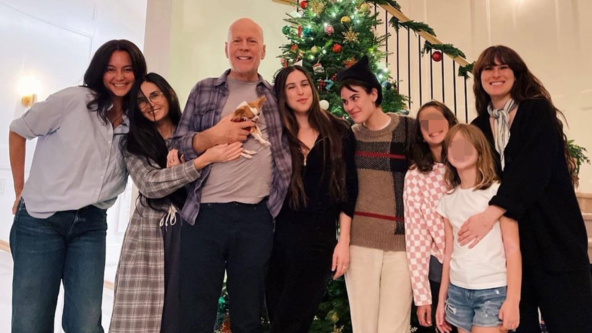 Bruce Willis celebra por adelantado su Navidad más difícil con su mujer, su ex Demi Moore y sus cinco hijas