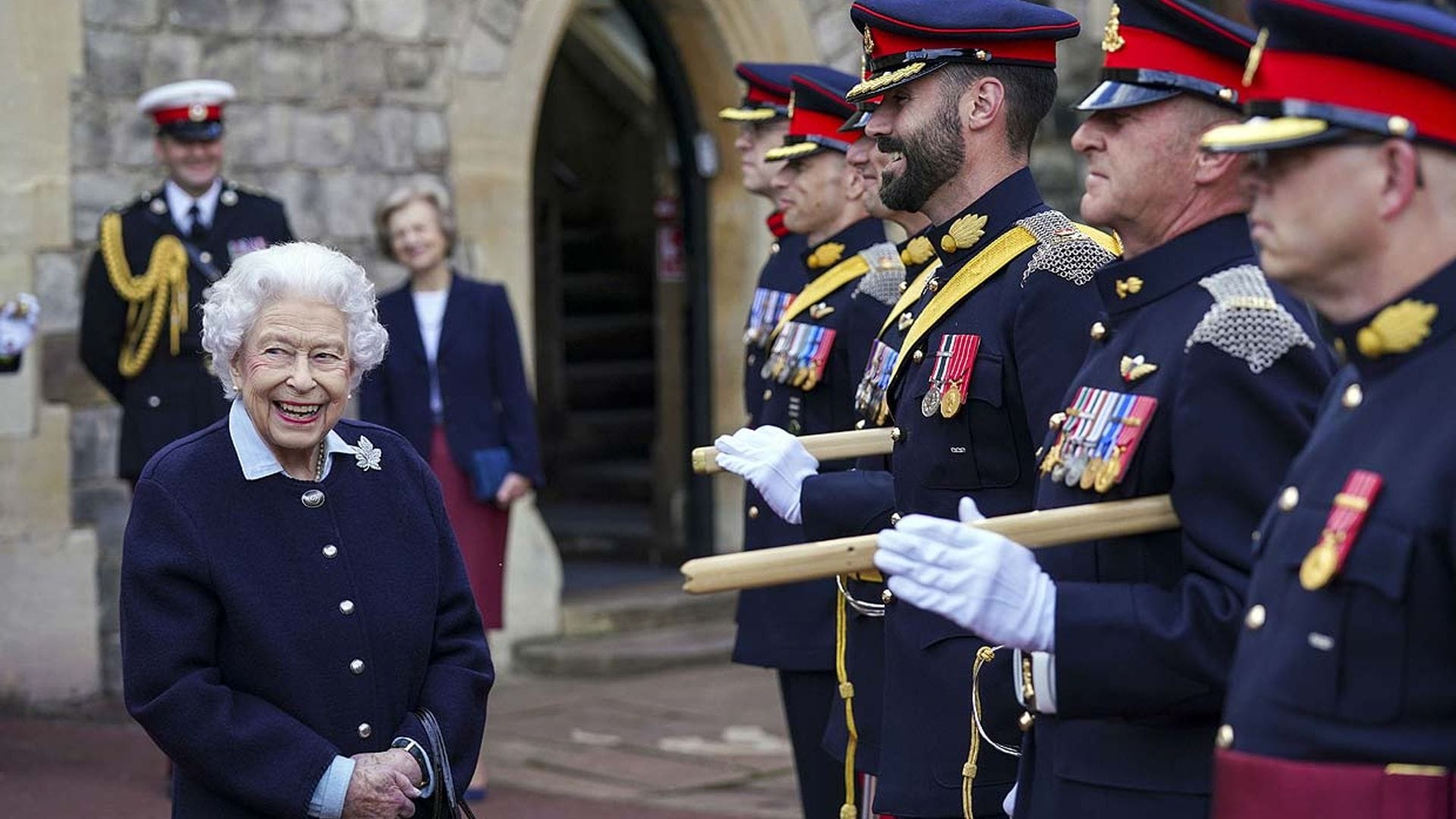 Isabel II recibe a una de sus tropas favoritas en su primera aparición en Windsor tras volver de Balmoral