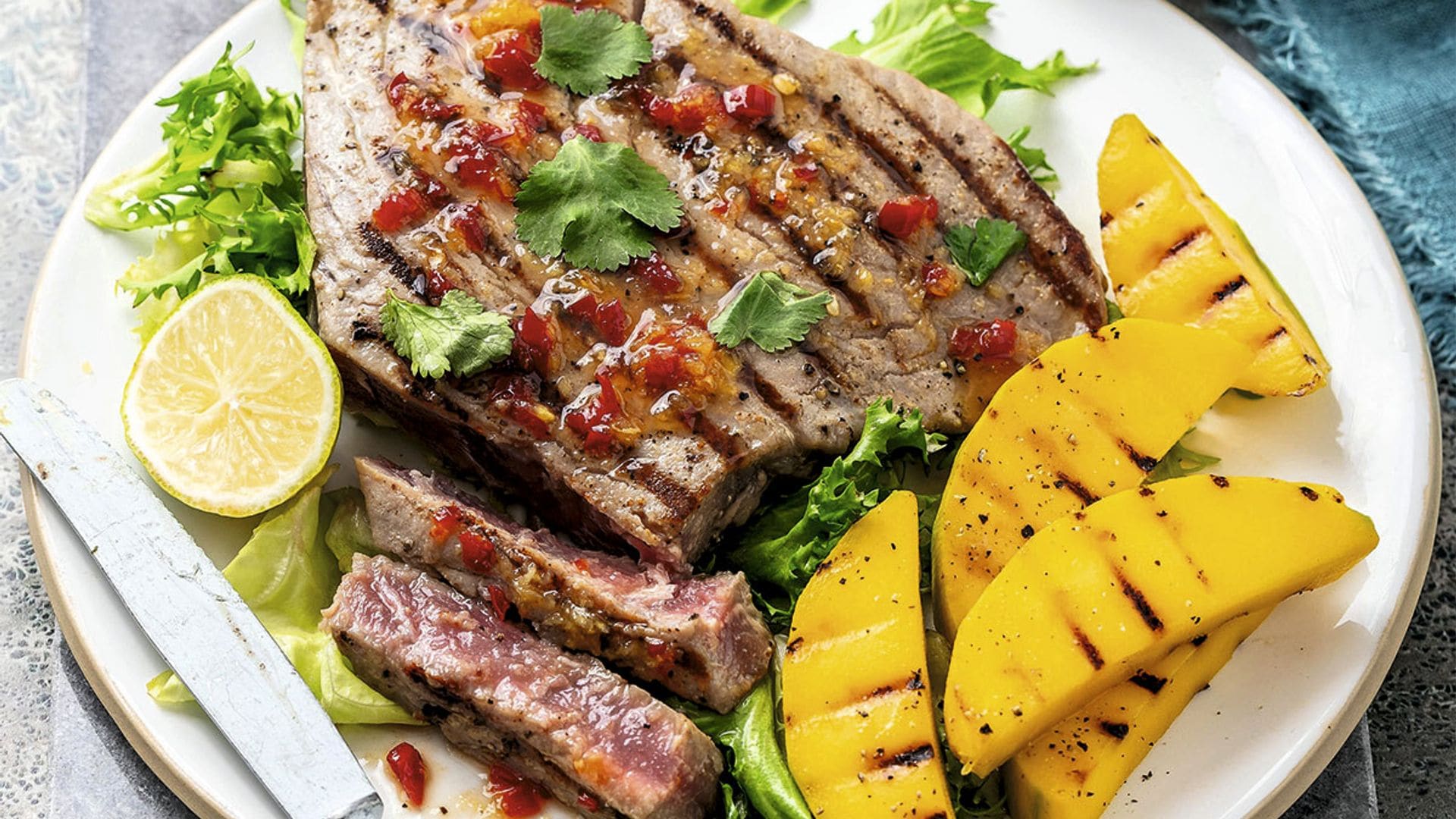 Atún con mango a la parrilla y salsa agripicante, cilantro y lima