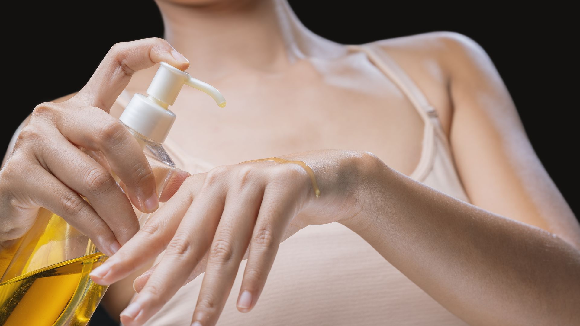 mujer aplicándose aceite de oliva en la piel