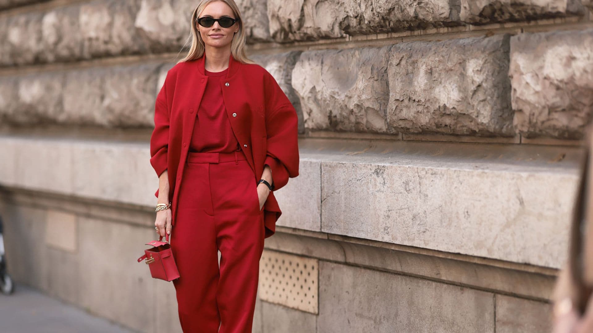 Nueve apuestas irresistibles con bolso rojo para marcar tendencia esta temporada