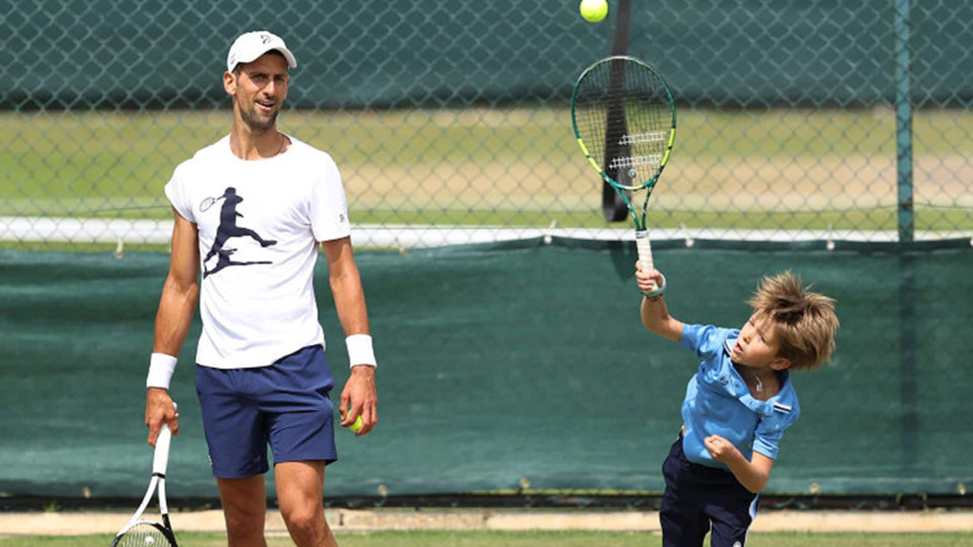 Conoce a Stefan, el hijo de 7 años de Djokovic, que es clavadito a él y está causando sensación en Wimbledon