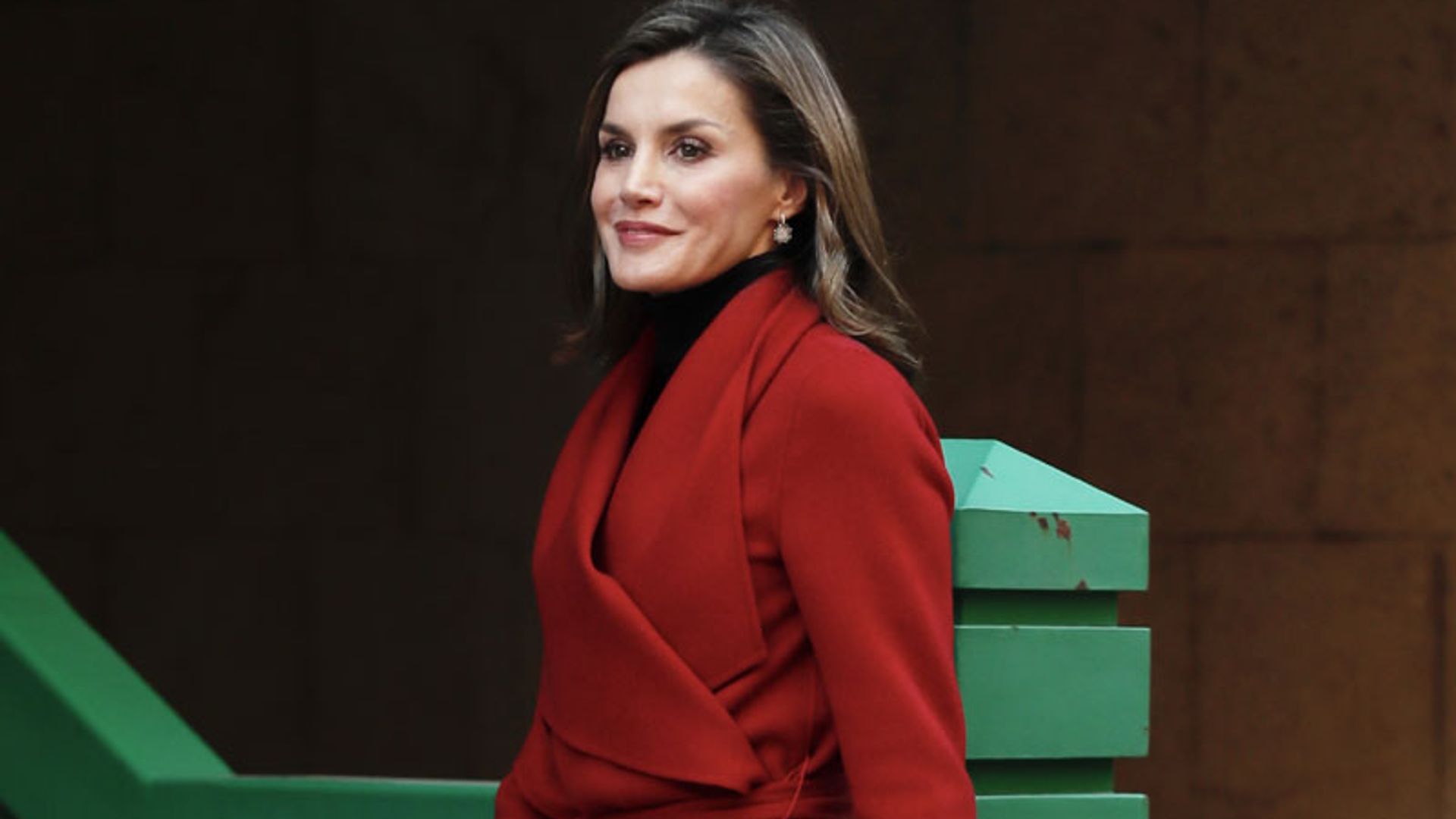 Botas rojas y bolso de Zara: el look más rompedor de la reina Letizia