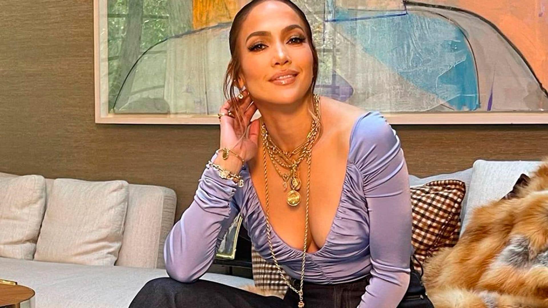 Las sandalias de plataforma que Jennifer Lopez lleva con pantalón campana y maxivestido