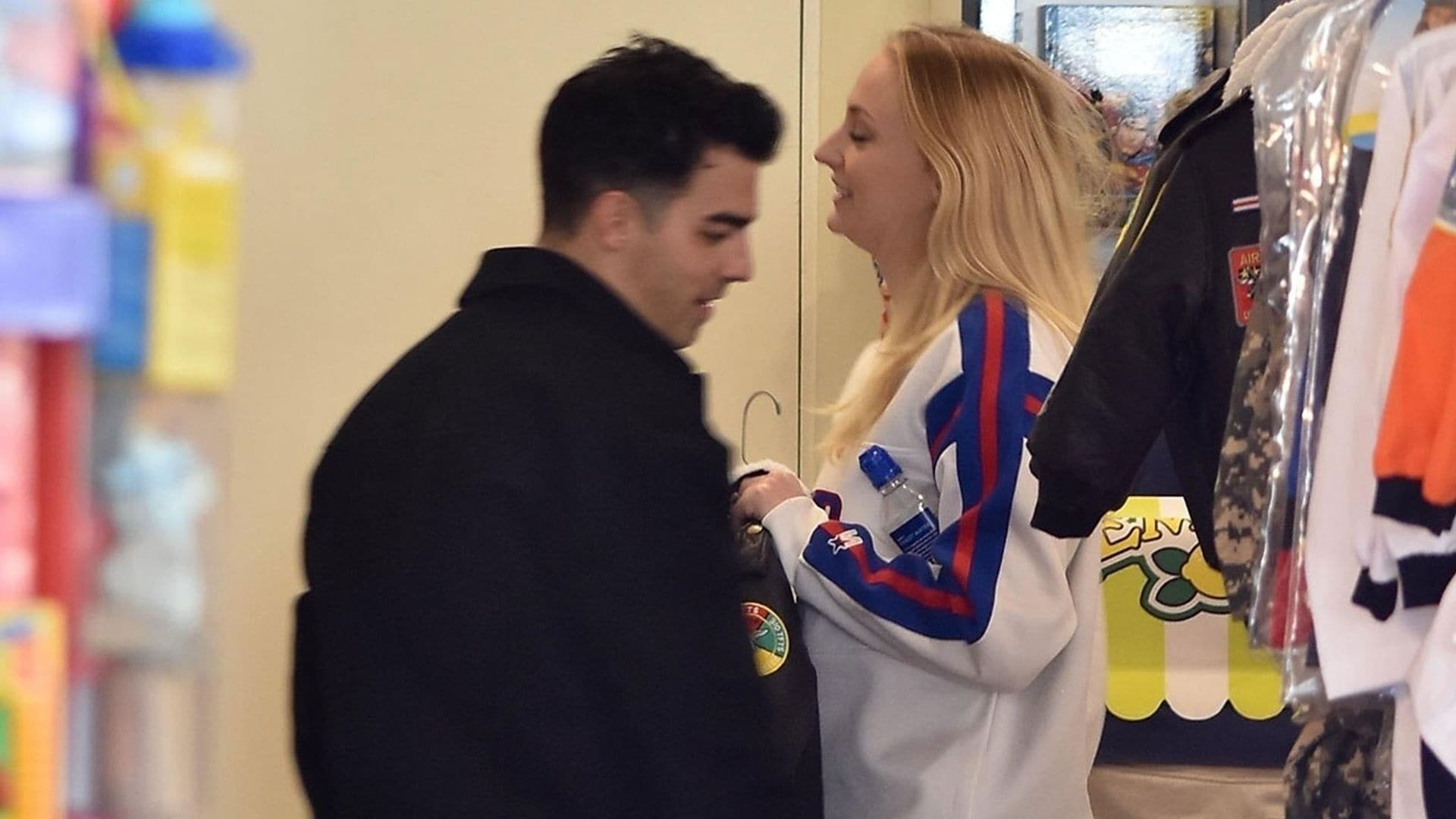 Sophie Turner y Joe Jonas, sorprendidos mirando ropita de bebé