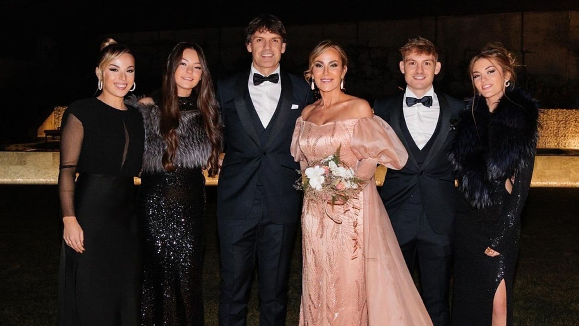 Fernando Morientes y Victoria López celebran sus bodas de plata: las mejores imágenes de la fiesta con sus hijos